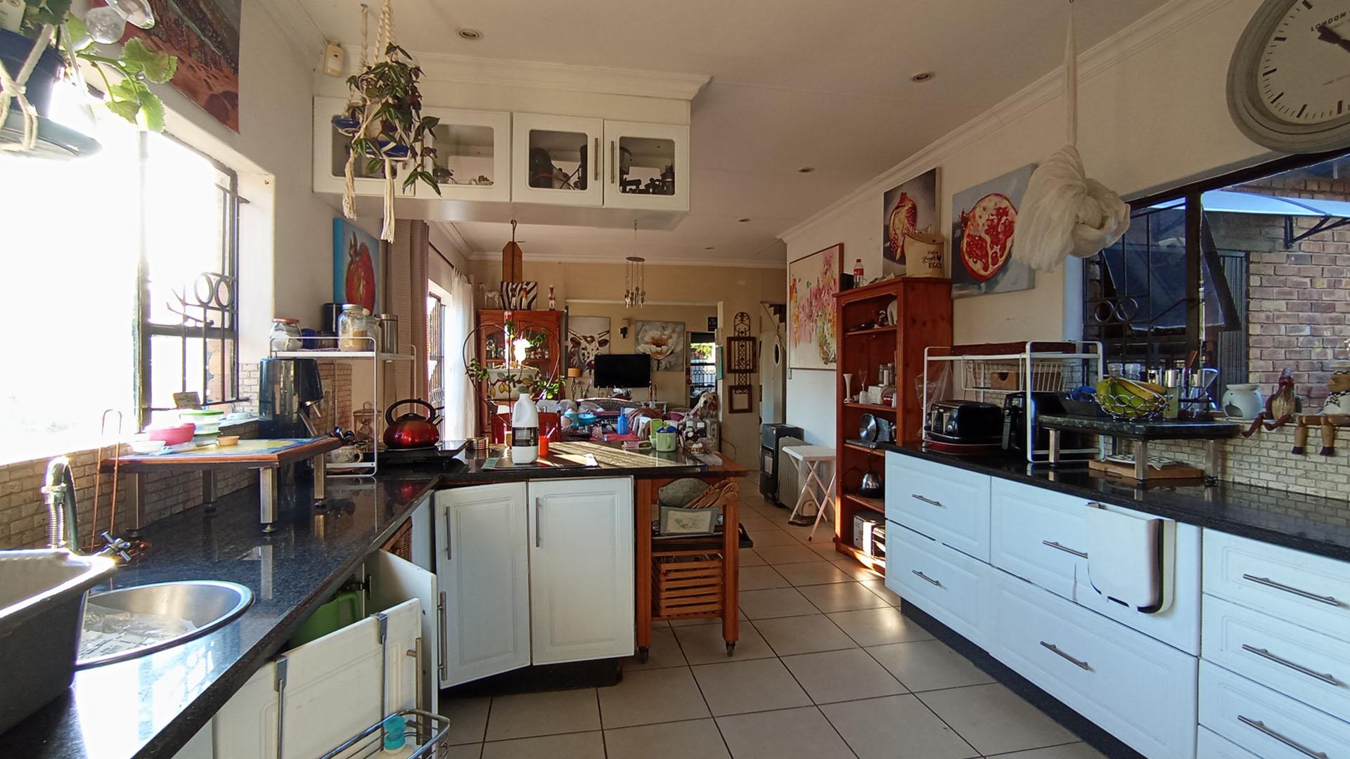 Kitchen - 20 square meters of property in Douglasdale