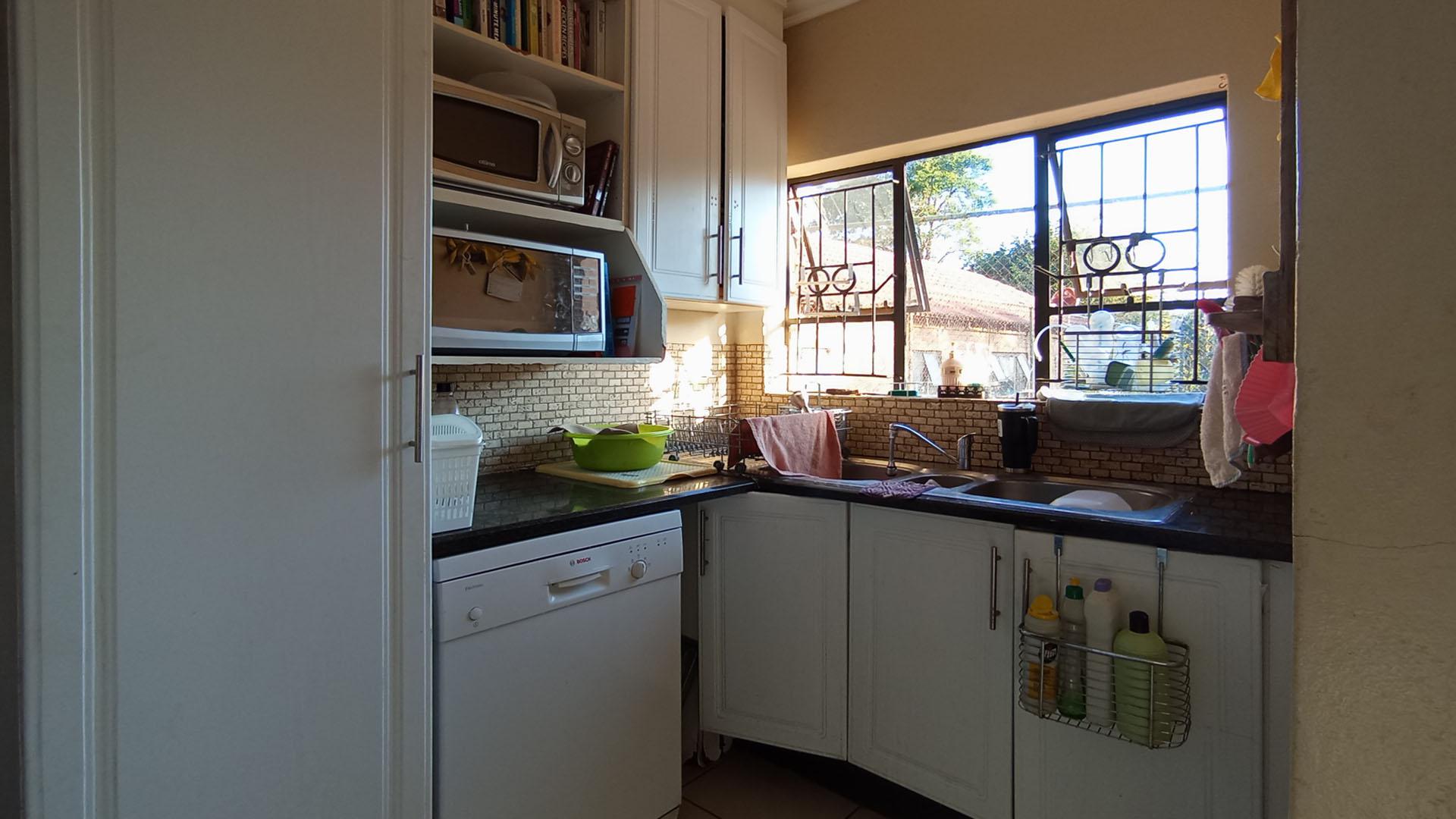 Scullery - 8 square meters of property in Douglasdale