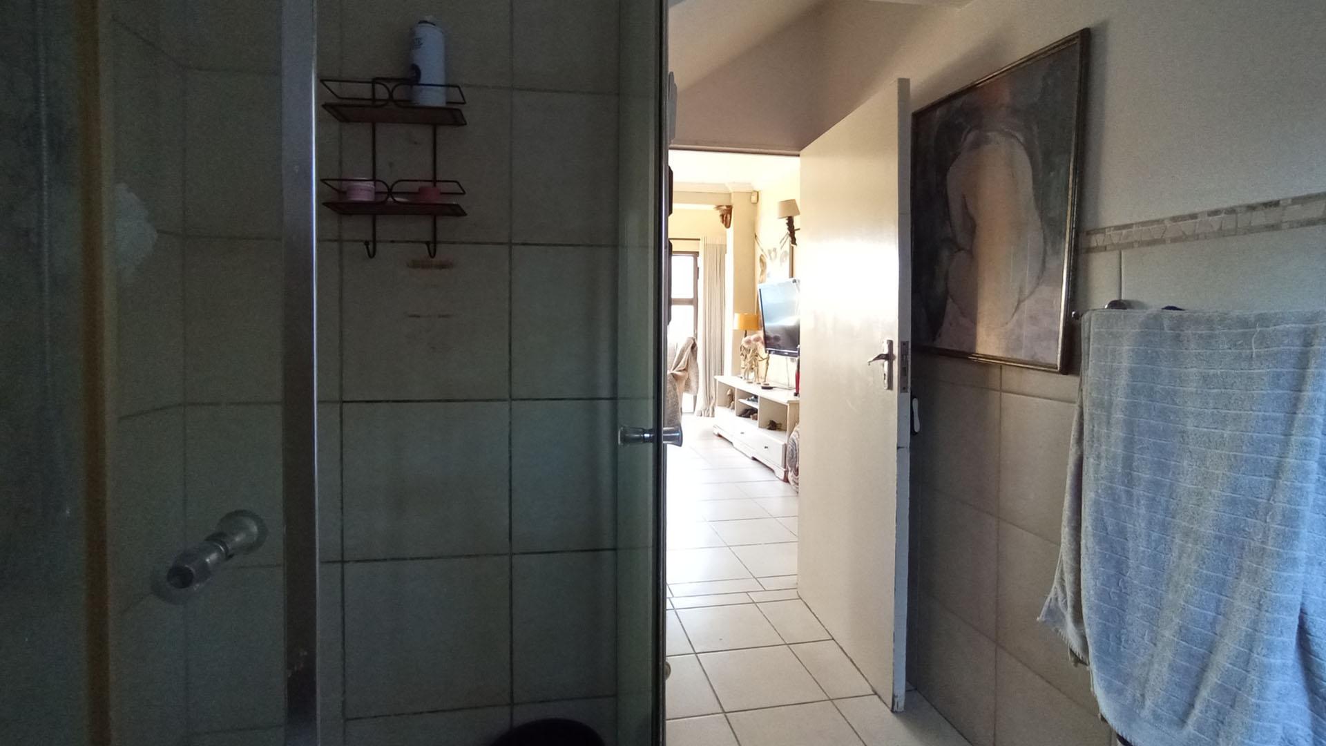 Guest Toilet - 6 square meters of property in Douglasdale