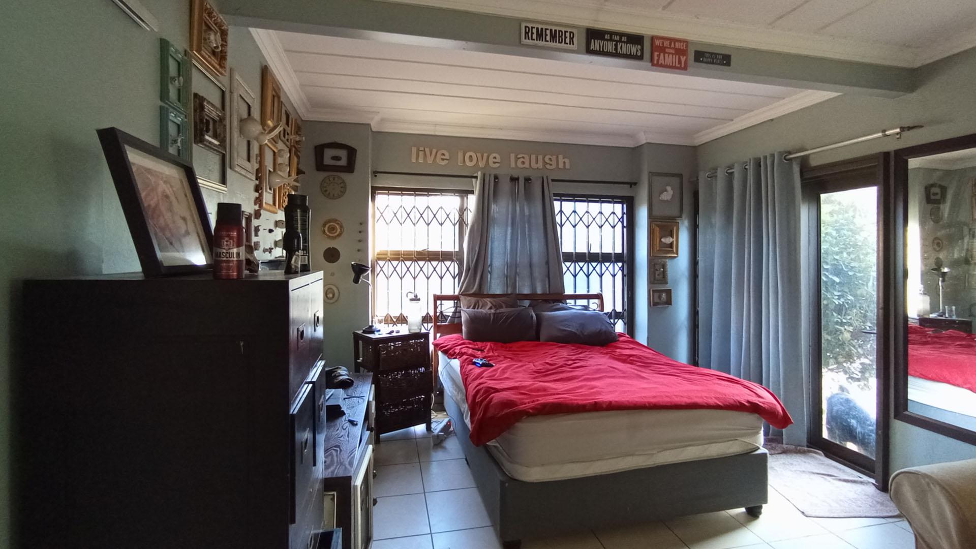 Bed Room 1 - 24 square meters of property in Douglasdale