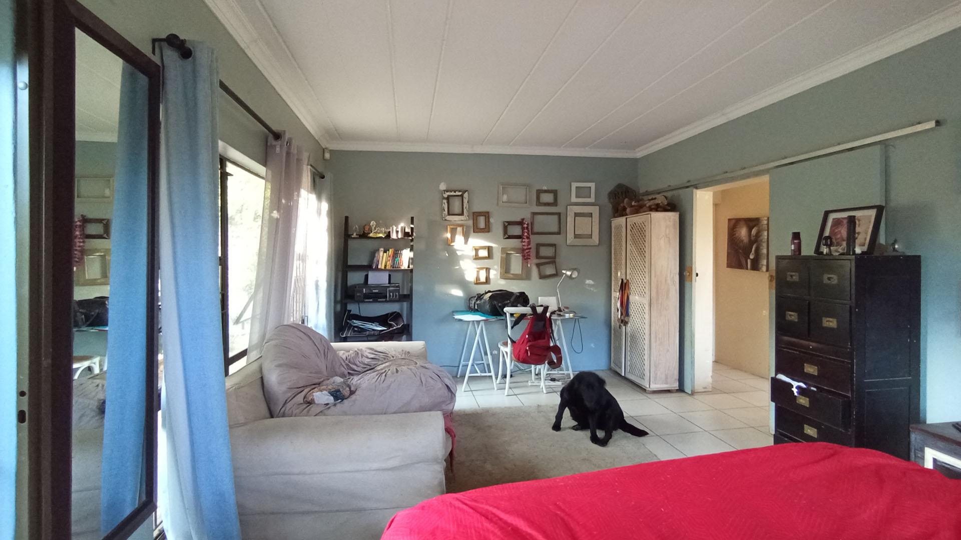 Bed Room 1 - 24 square meters of property in Douglasdale