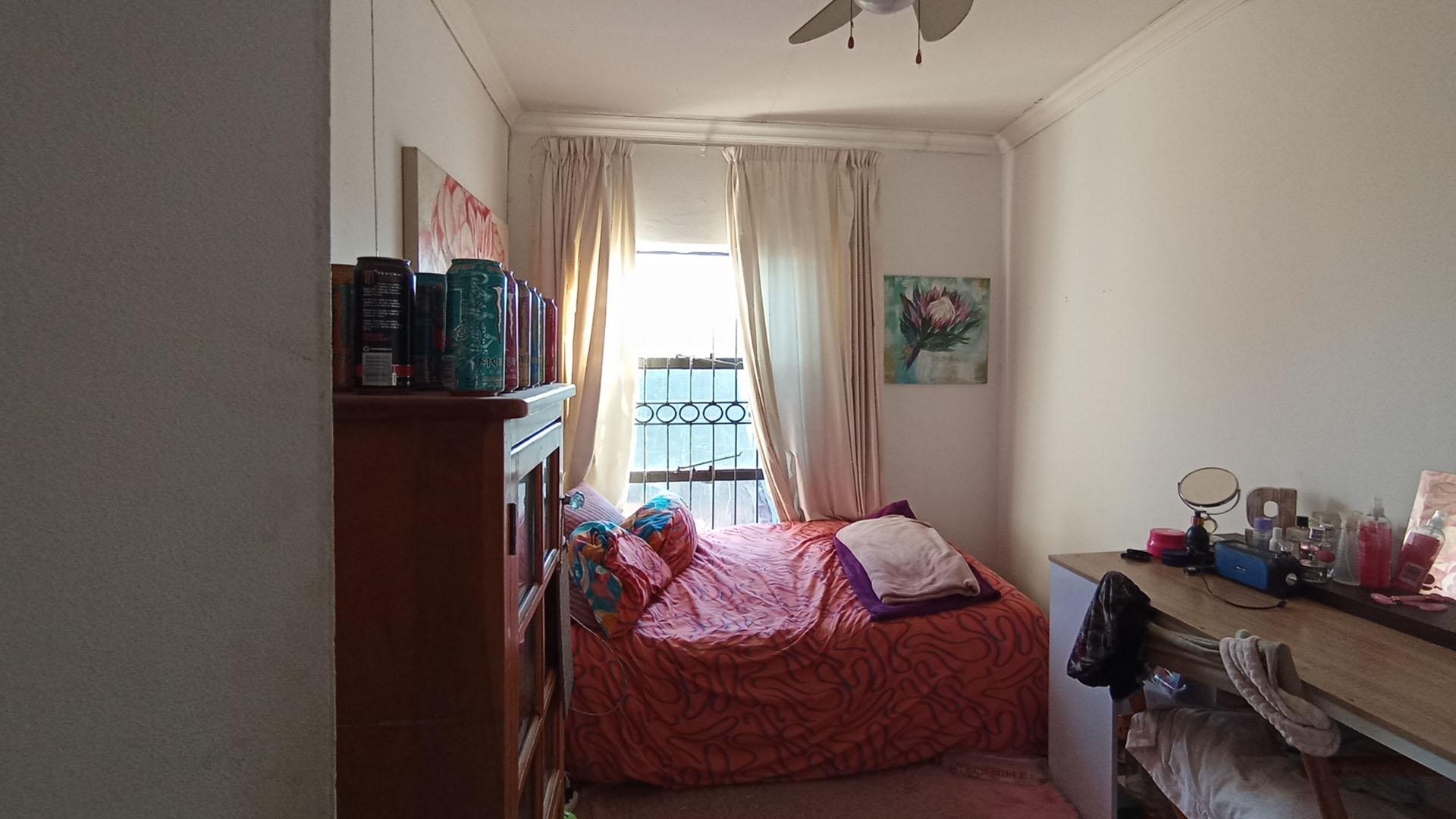 Bed Room 3 - 11 square meters of property in Douglasdale