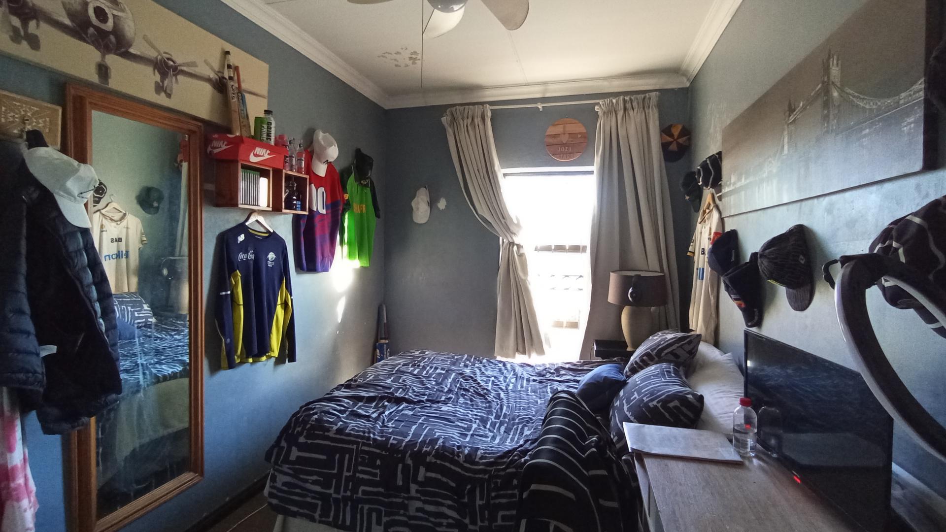Bed Room 4 - 13 square meters of property in Douglasdale