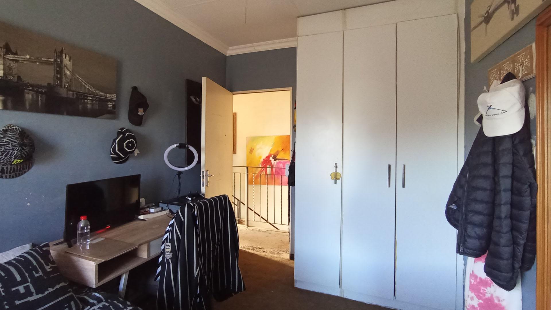 Bed Room 4 - 13 square meters of property in Douglasdale