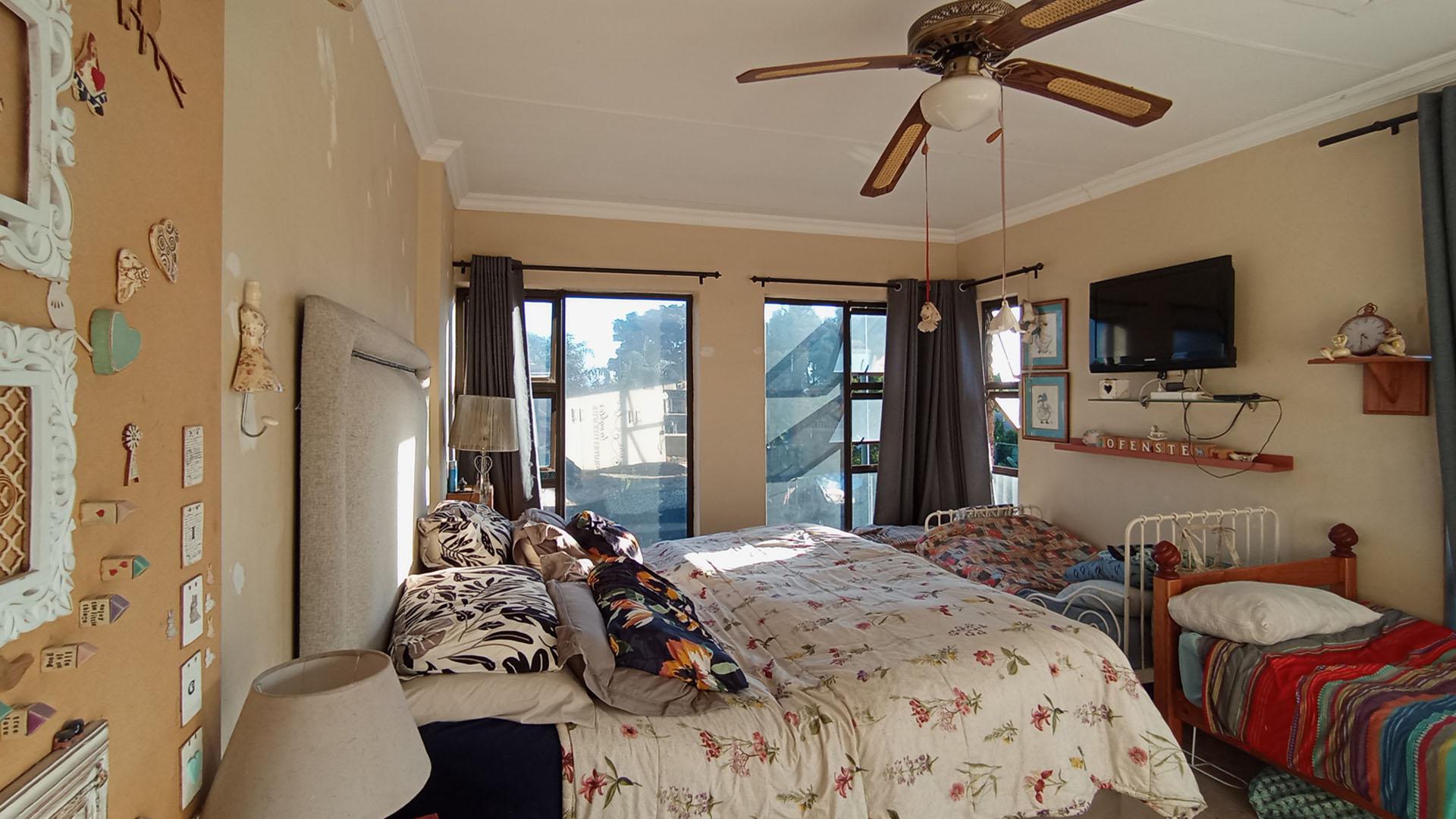 Main Bedroom - 30 square meters of property in Douglasdale