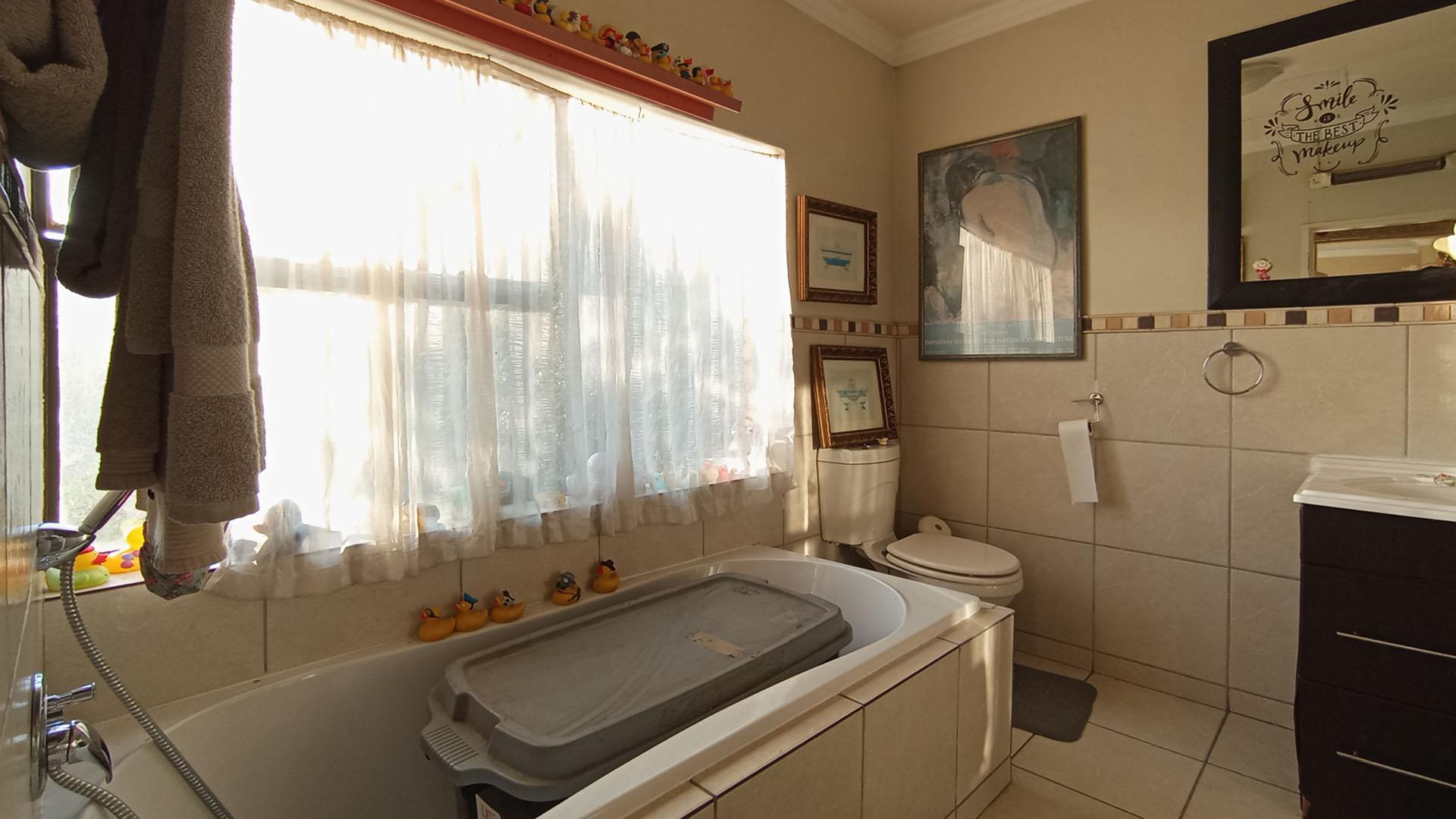 Main Bathroom - 10 square meters of property in Douglasdale