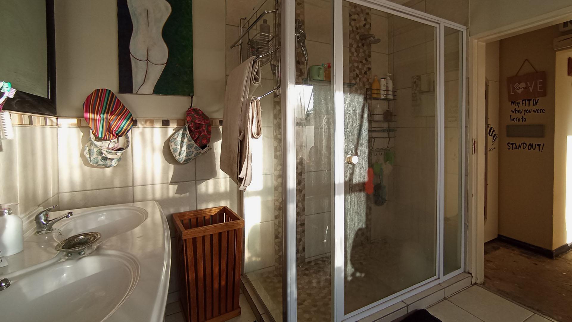 Main Bathroom - 10 square meters of property in Douglasdale