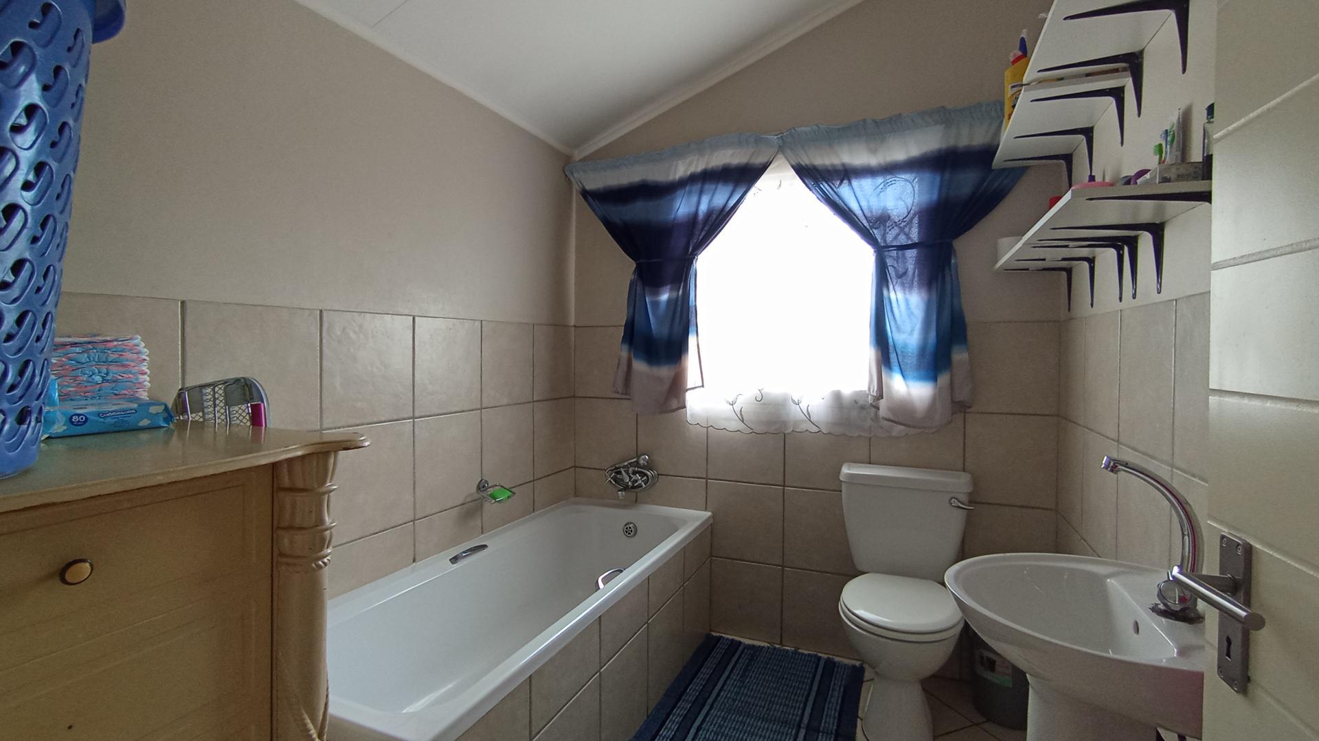 Bathroom 1 - 6 square meters of property in Willow Glen