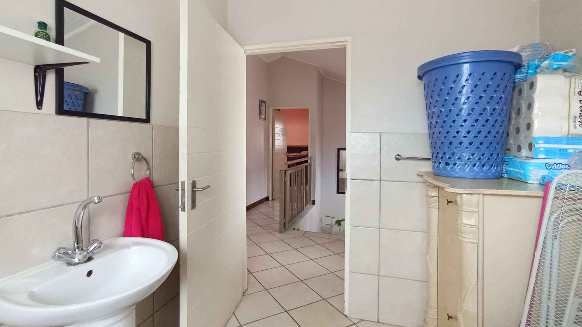 Bathroom 1 - 6 square meters of property in Willow Glen