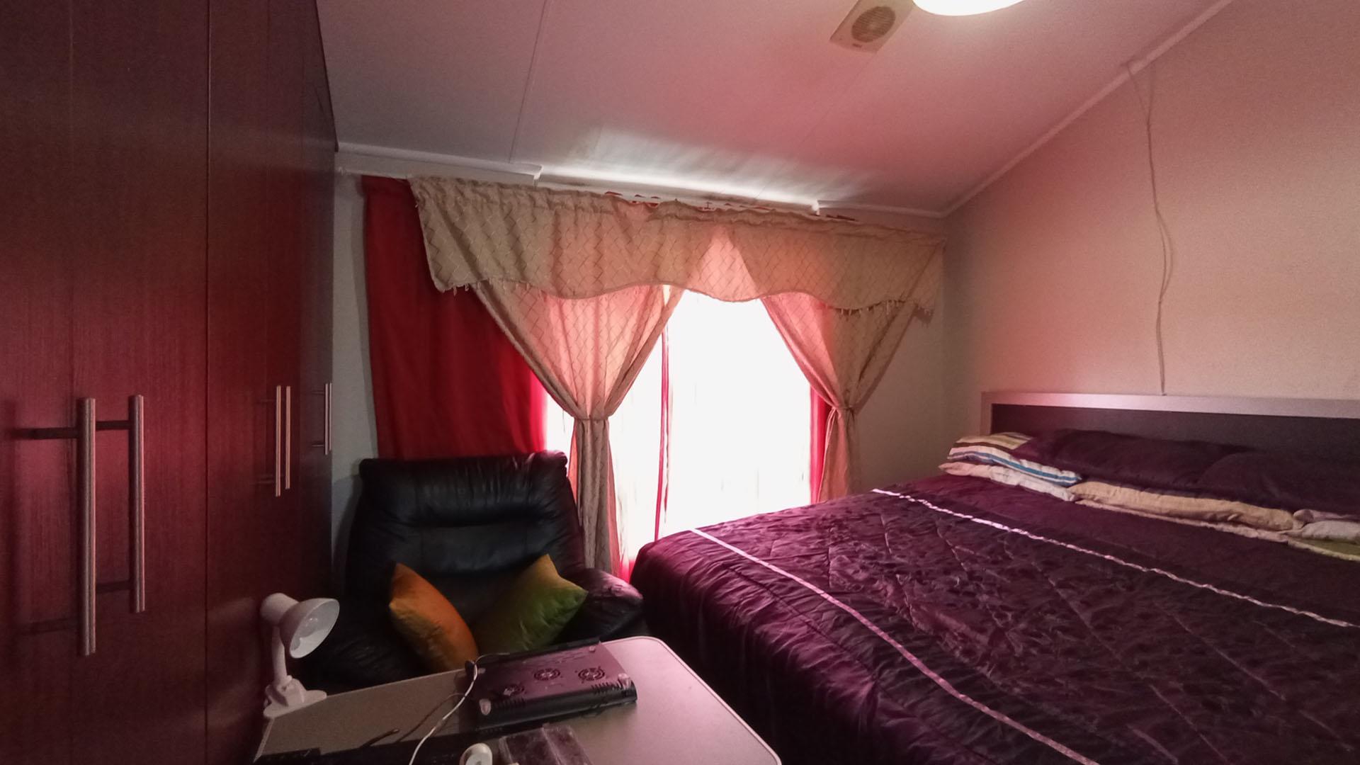 Main Bedroom - 16 square meters of property in Willow Glen