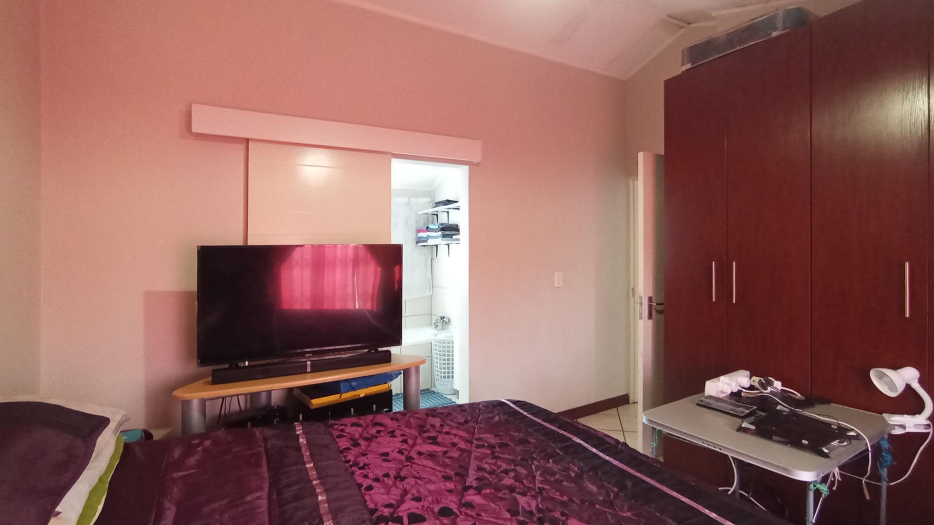 Main Bedroom - 16 square meters of property in Willow Glen