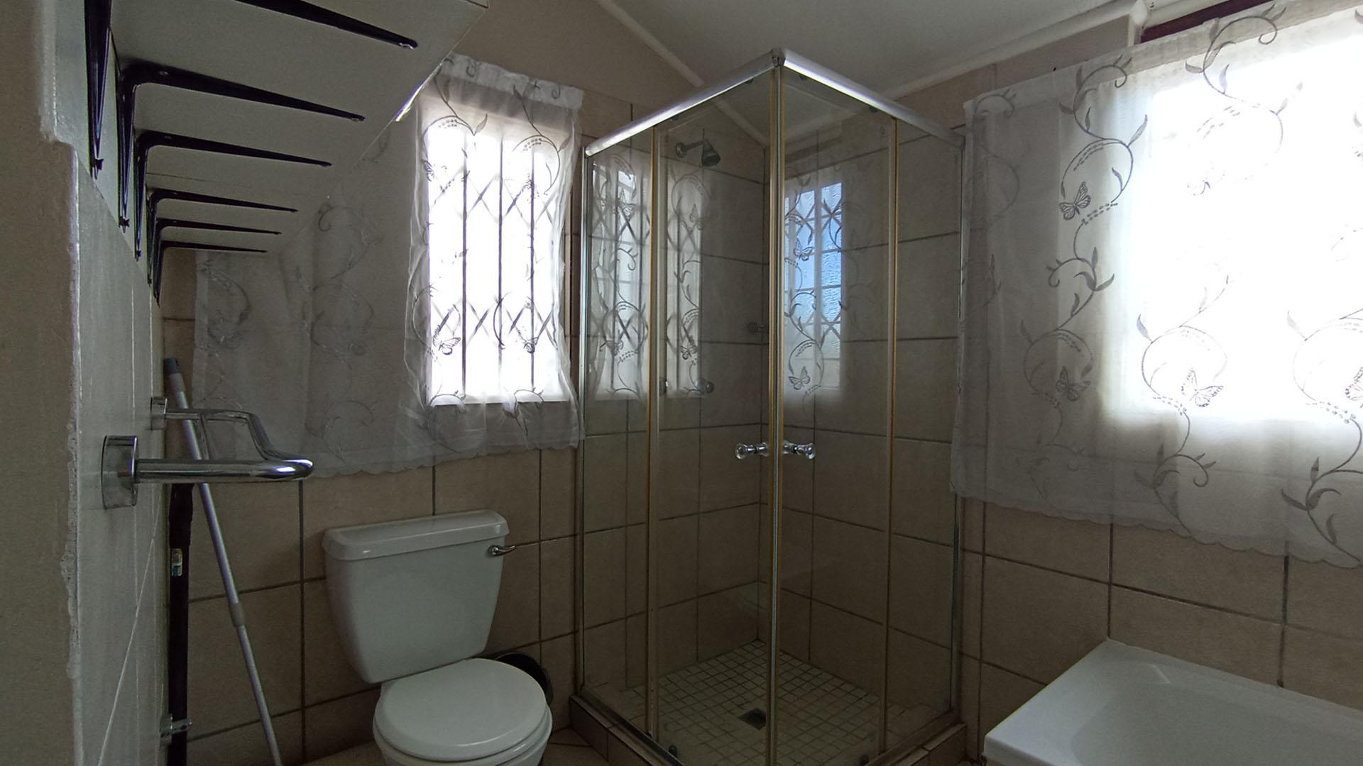 Main Bathroom - 8 square meters of property in Willow Glen