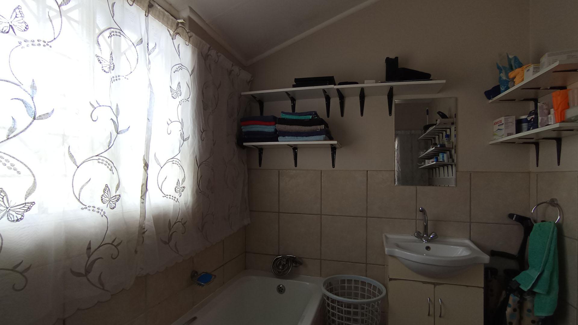 Main Bathroom - 8 square meters of property in Willow Glen