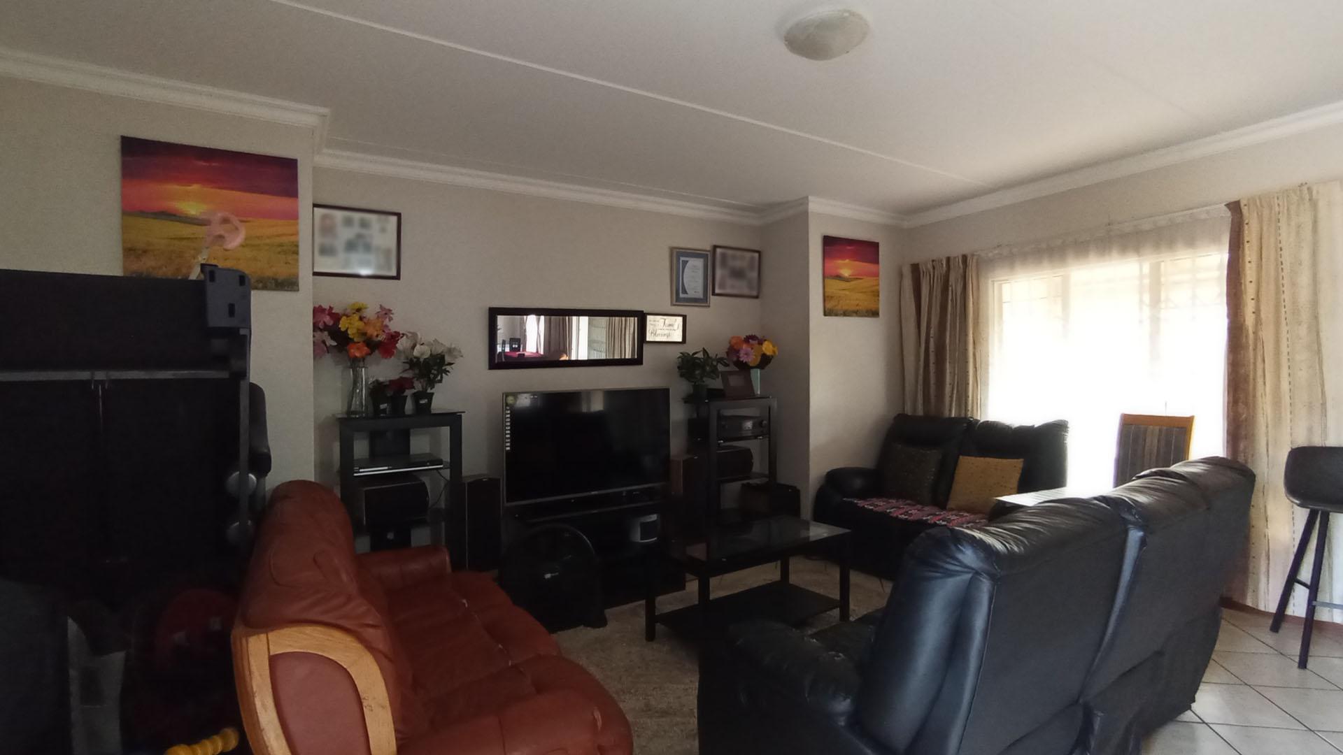 Lounges - 26 square meters of property in Willow Glen