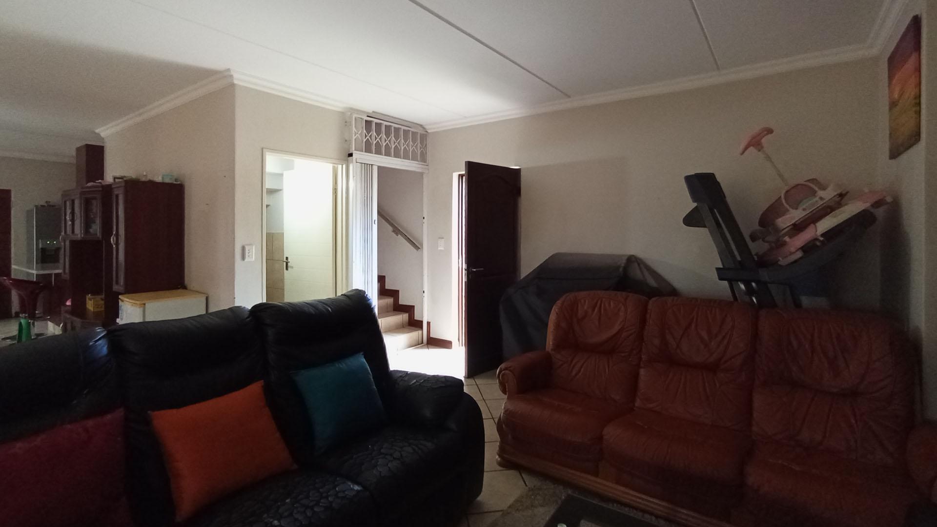 Lounges - 26 square meters of property in Willow Glen