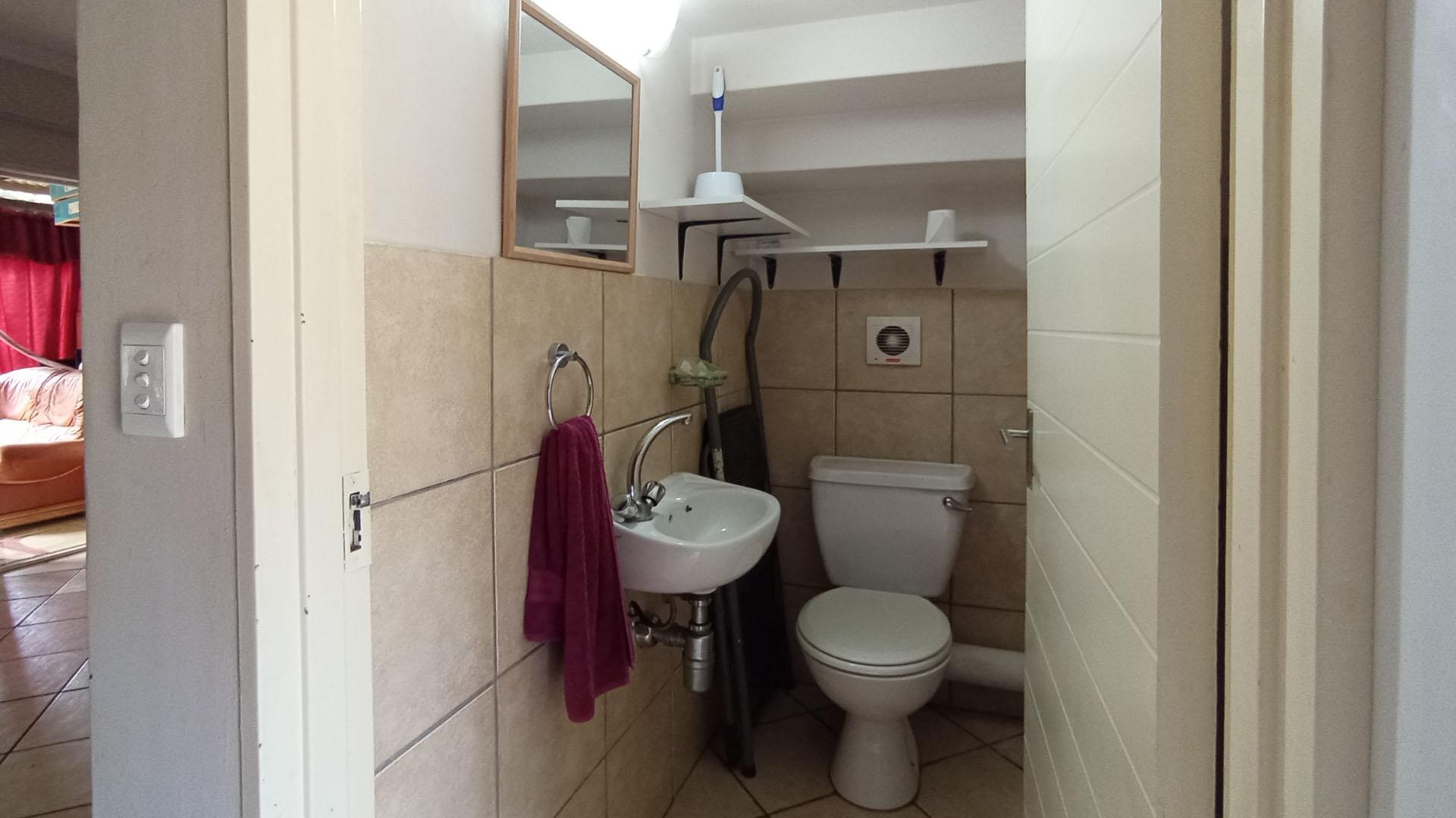 Guest Toilet - 2 square meters of property in Willow Glen