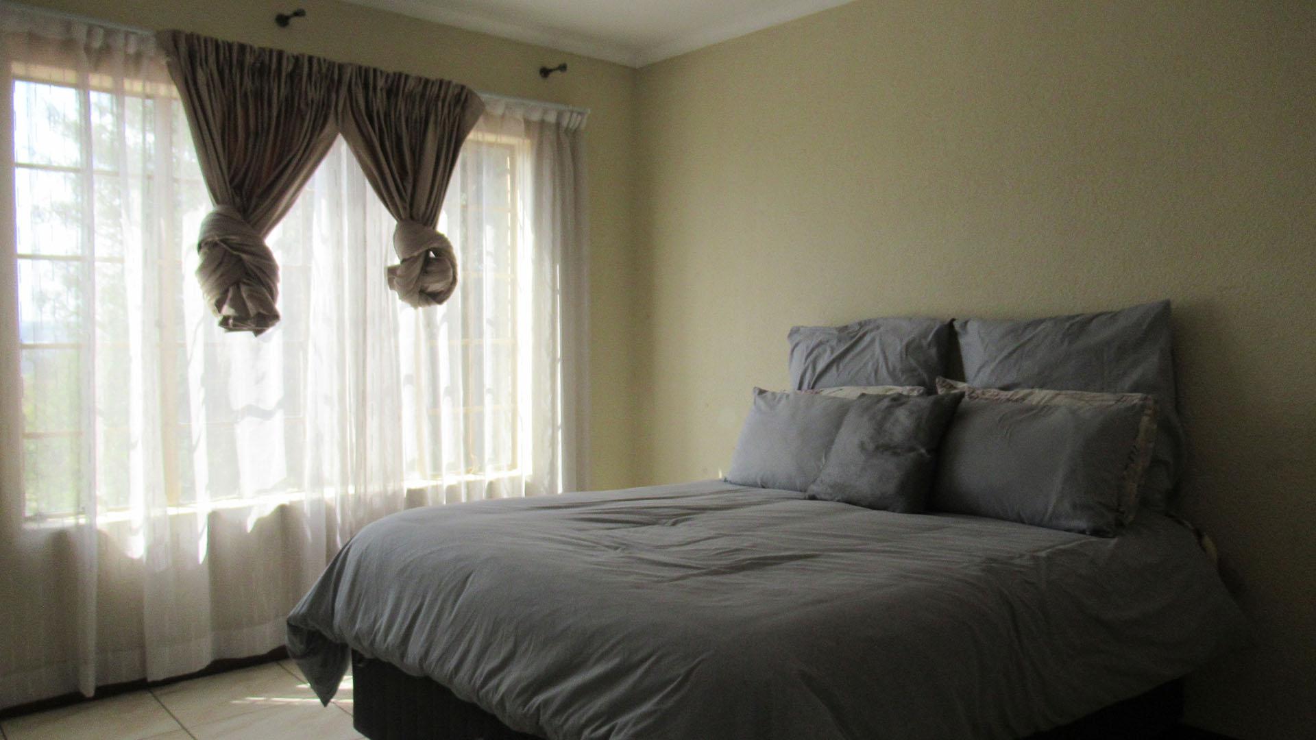 Main Bedroom - 18 square meters of property in Elandsfontein