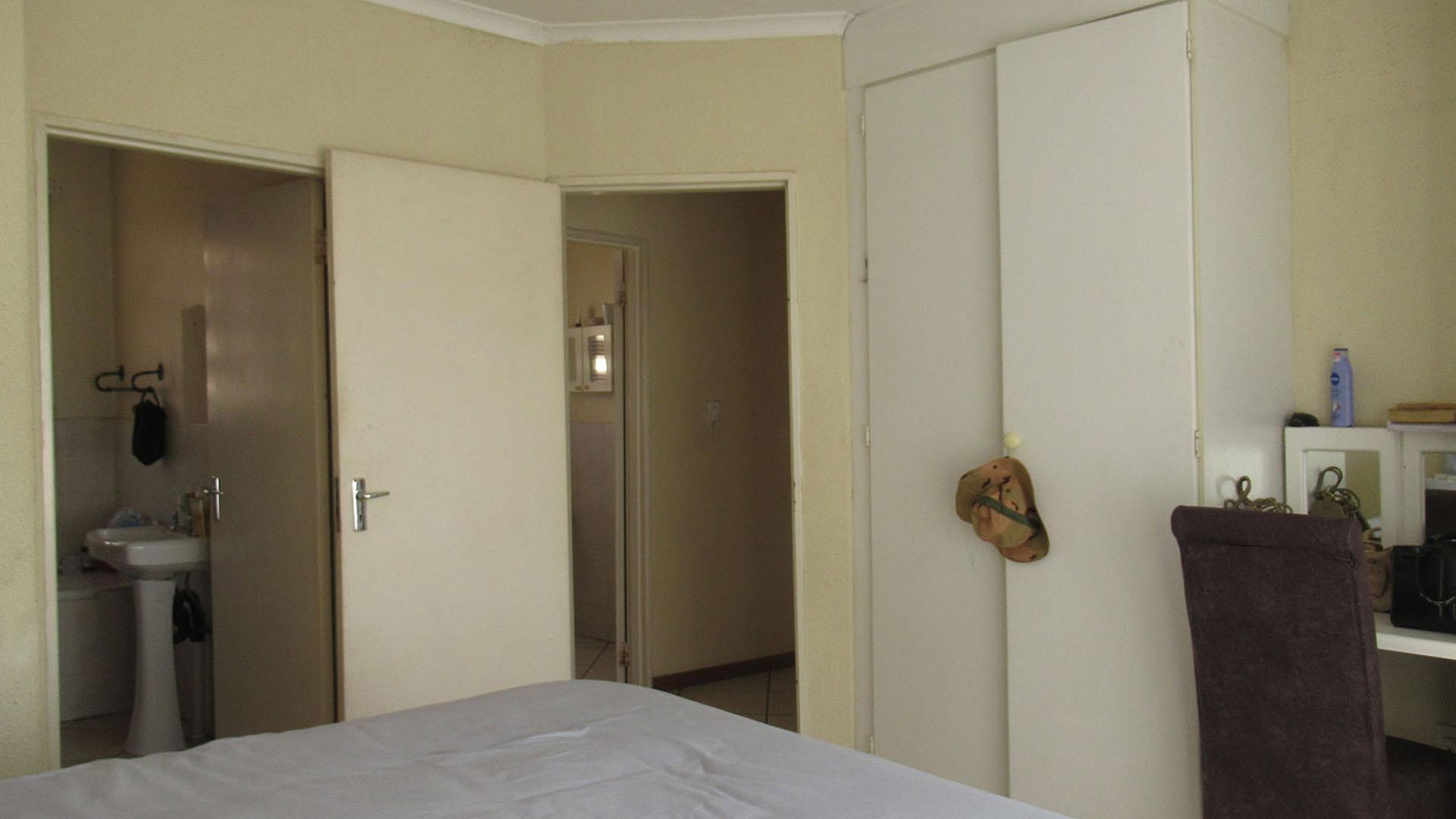 Main Bedroom - 18 square meters of property in Elandsfontein