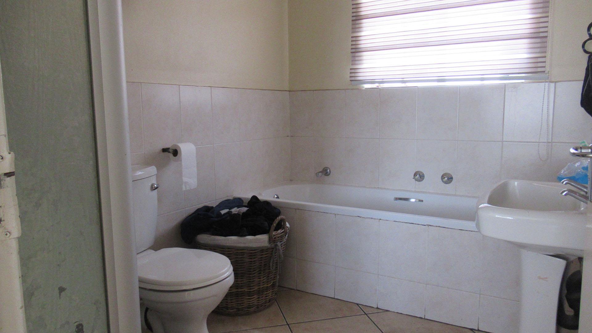 Main Bathroom - 6 square meters of property in Elandsfontein