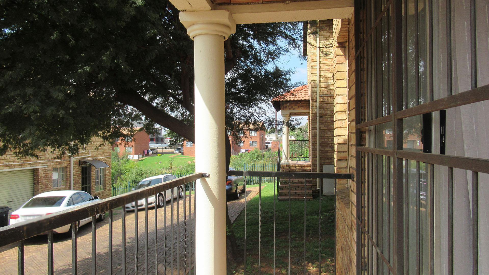 Patio - 5 square meters of property in Elandsfontein