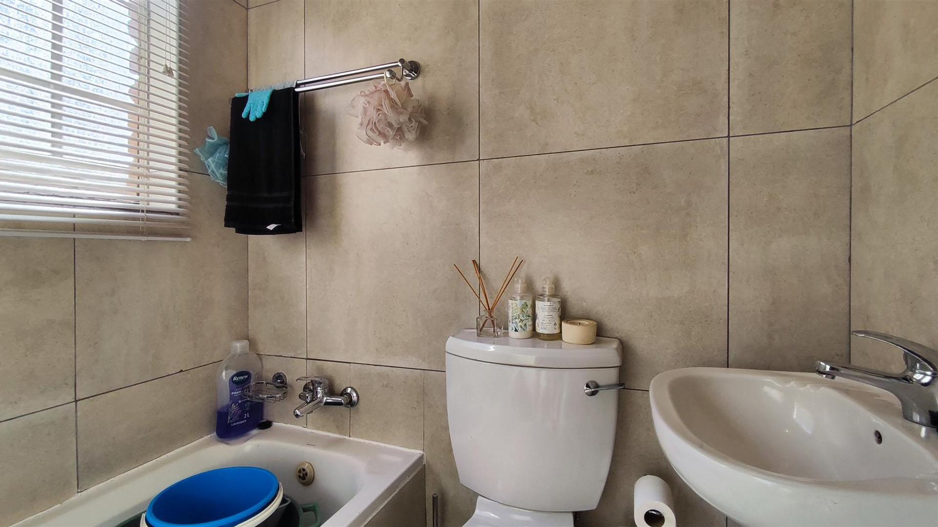 Bathroom 1 - 3 square meters of property in Kempton Park