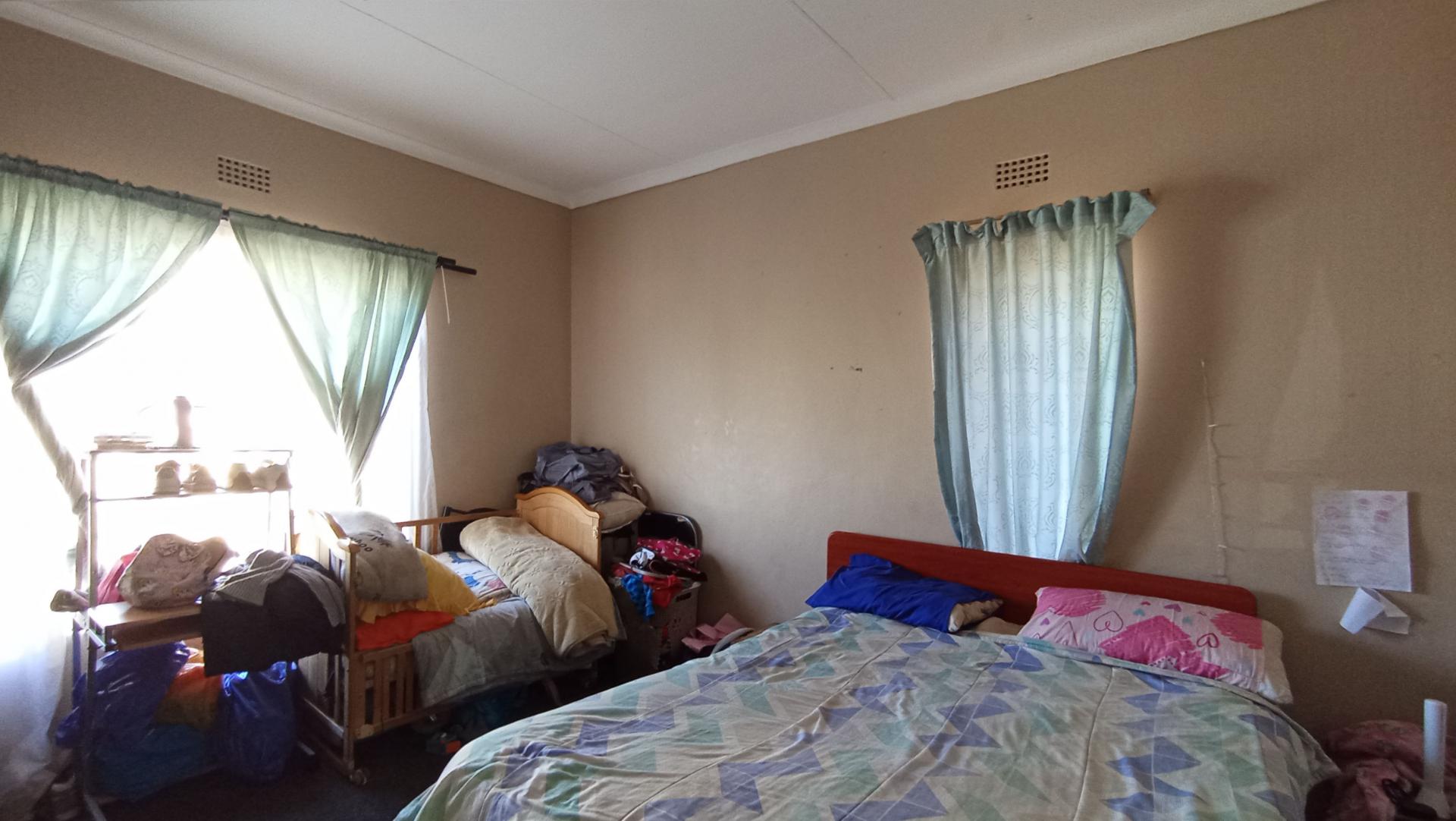 Bed Room 2 - 16 square meters of property in Florida