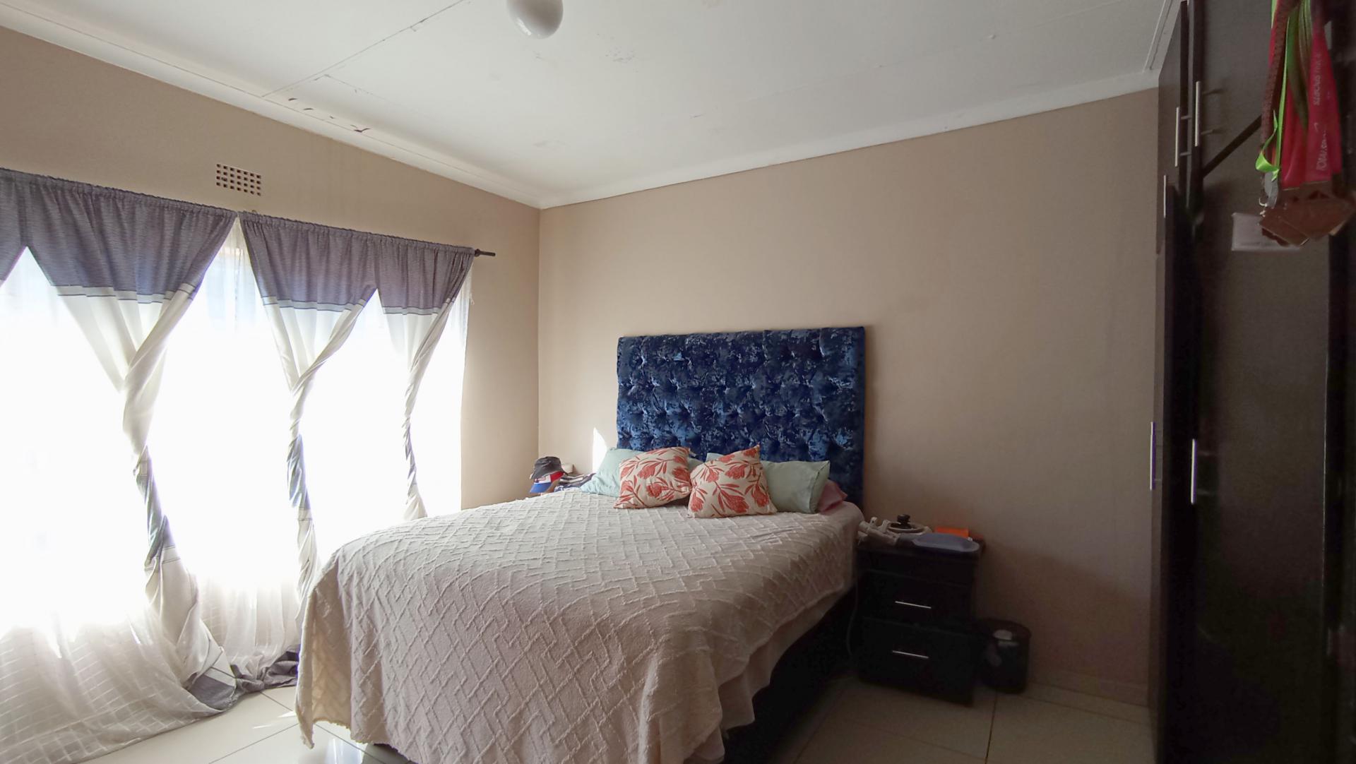 Bed Room 1 - 18 square meters of property in Florida