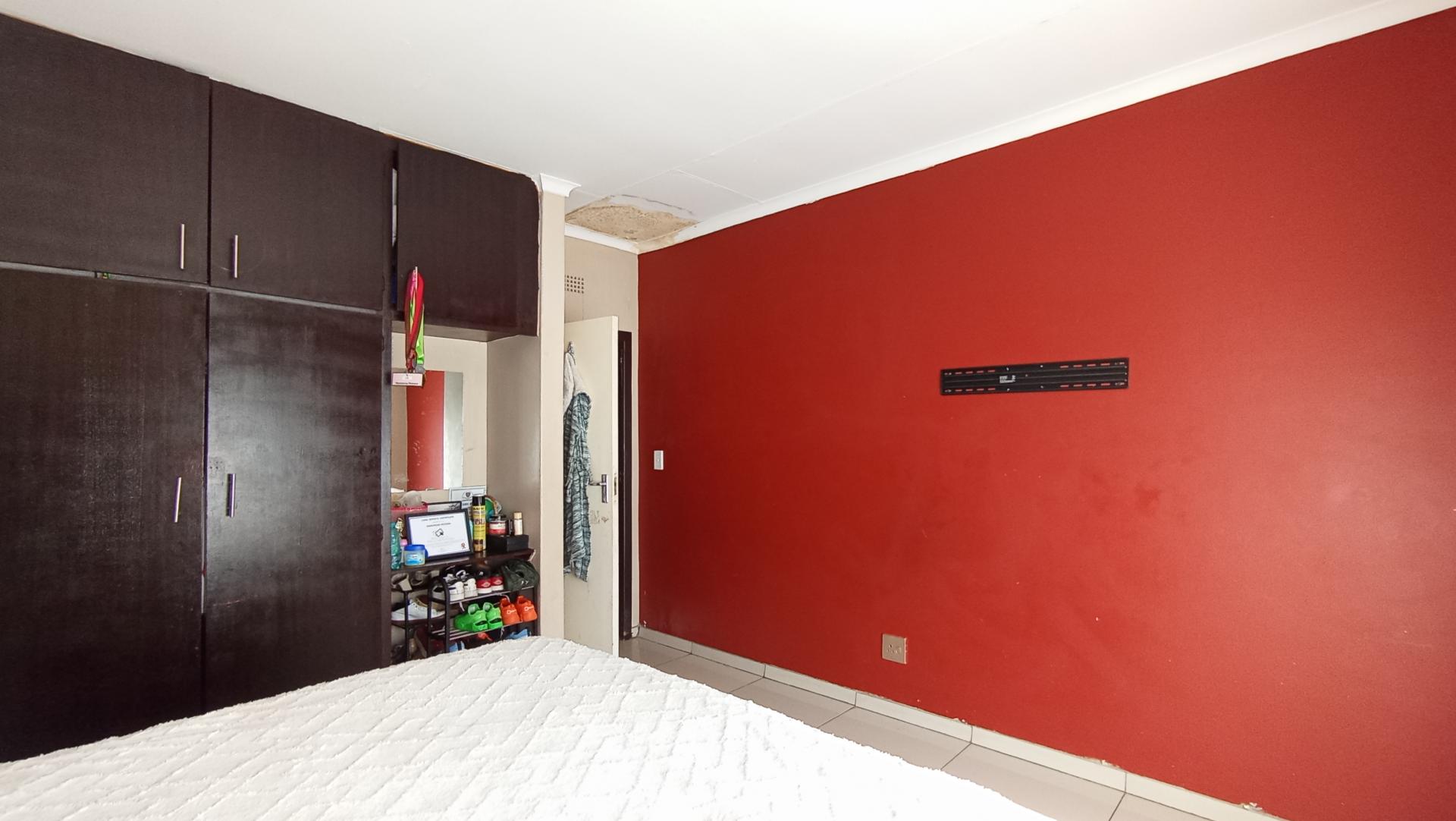 Bed Room 1 - 18 square meters of property in Florida