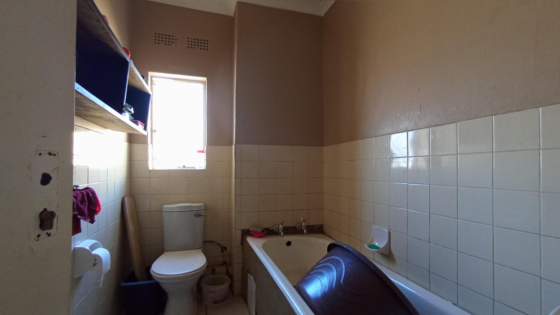 Bathroom 1 - 5 square meters of property in Florida