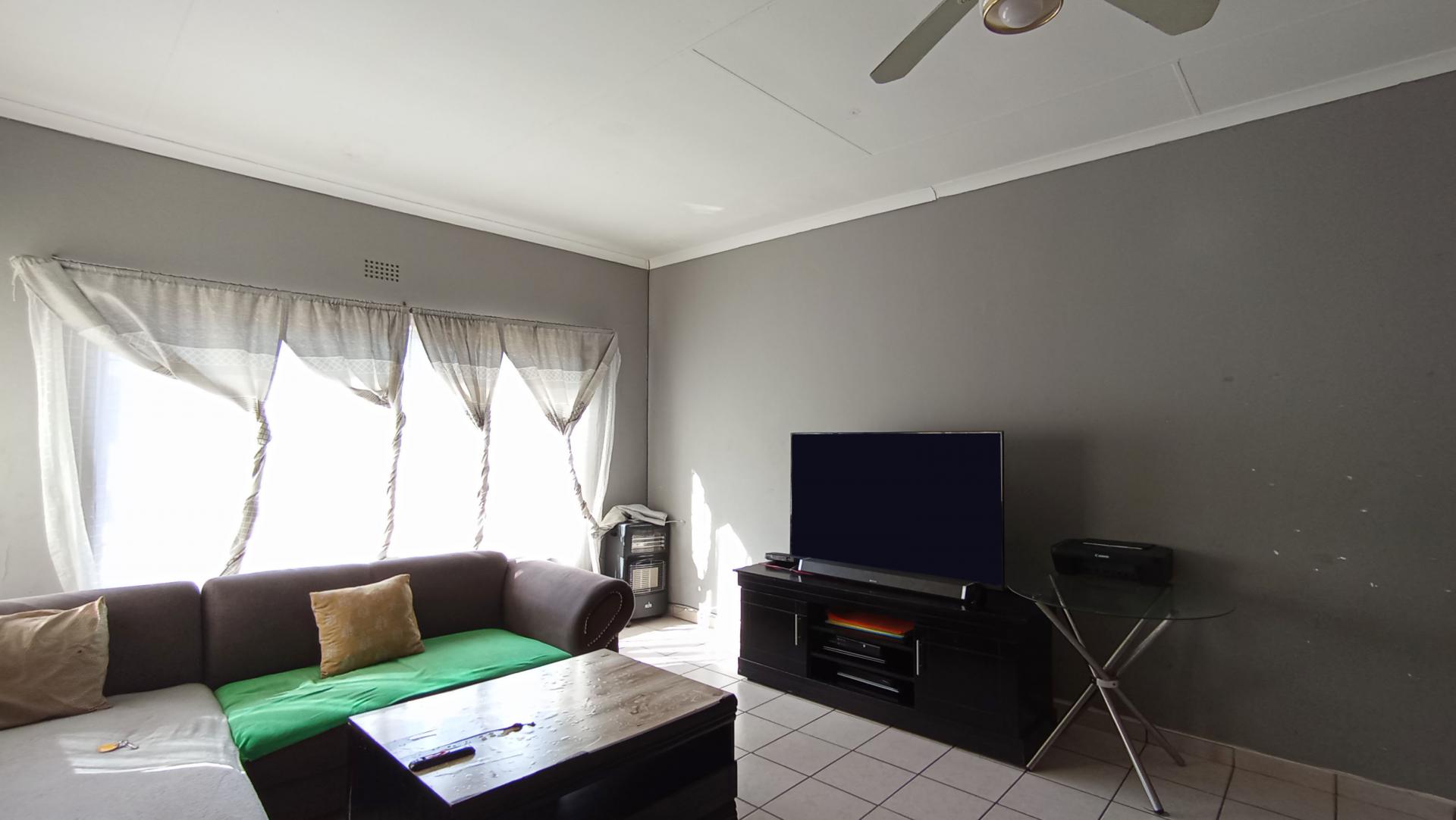 Lounges - 26 square meters of property in Florida