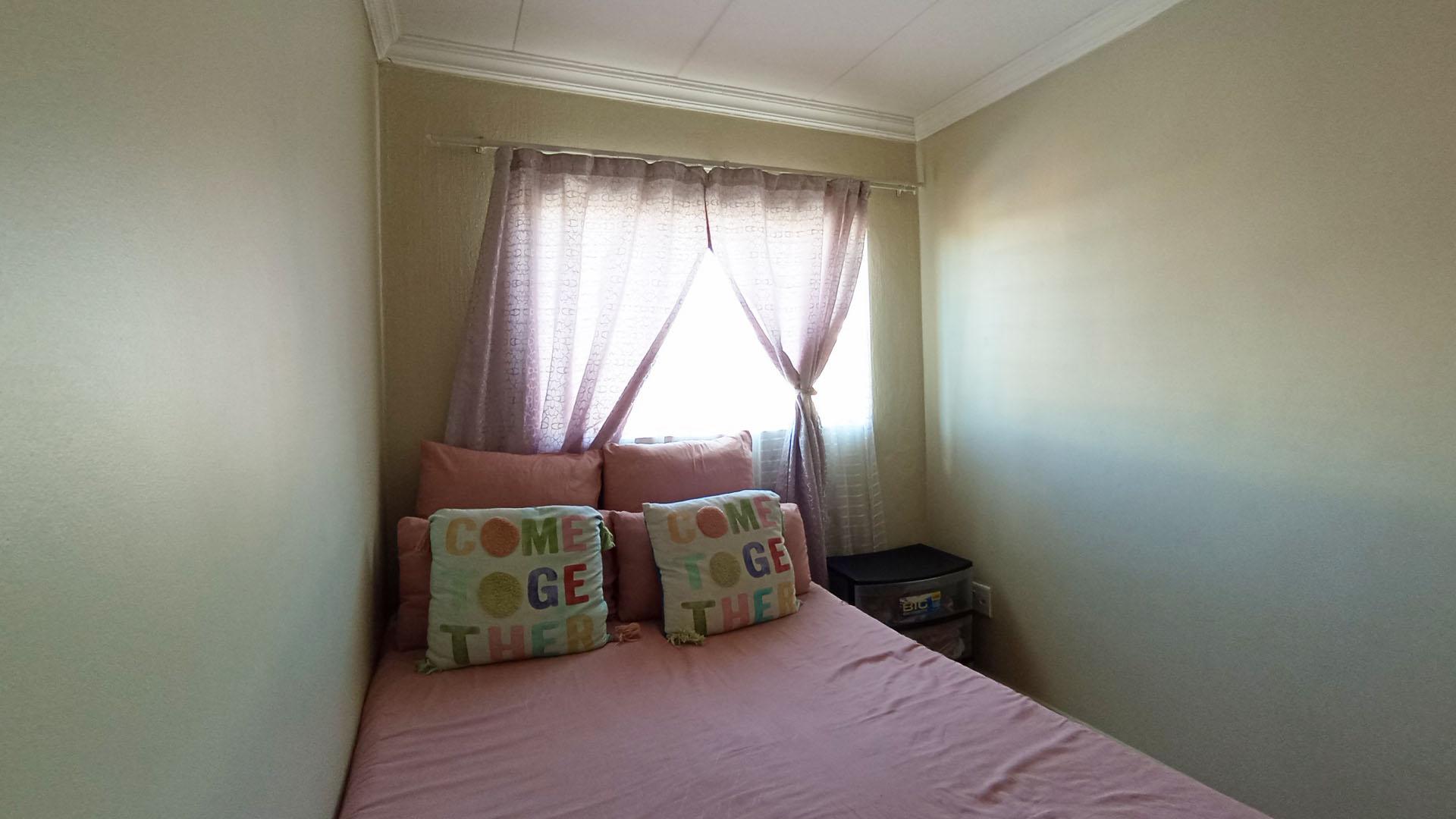 Bed Room 2 - 8 square meters of property in Andeon