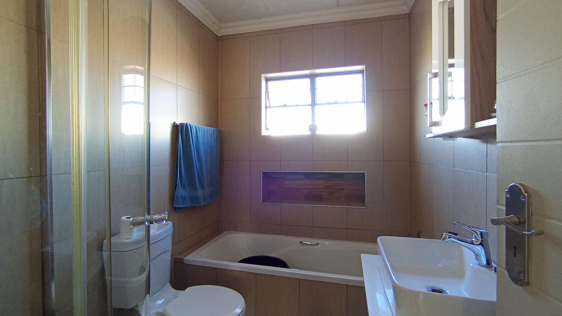 Bathroom 1 - 5 square meters of property in Andeon