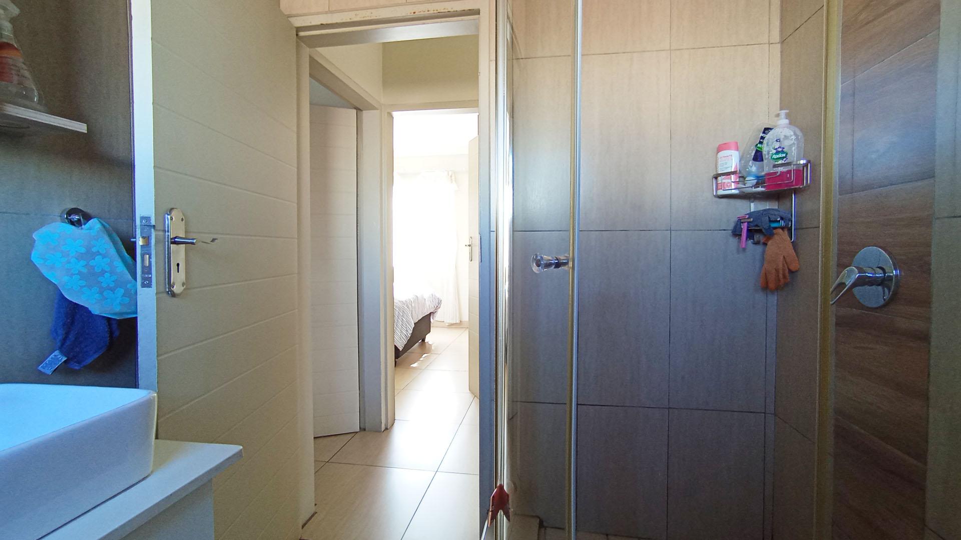 Bathroom 1 - 5 square meters of property in Andeon