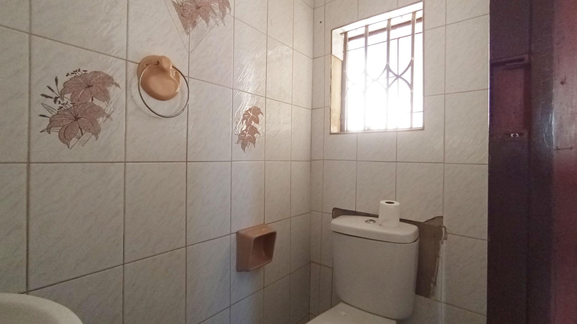 Guest Toilet - 2 square meters of property in Ga-Rankuwa