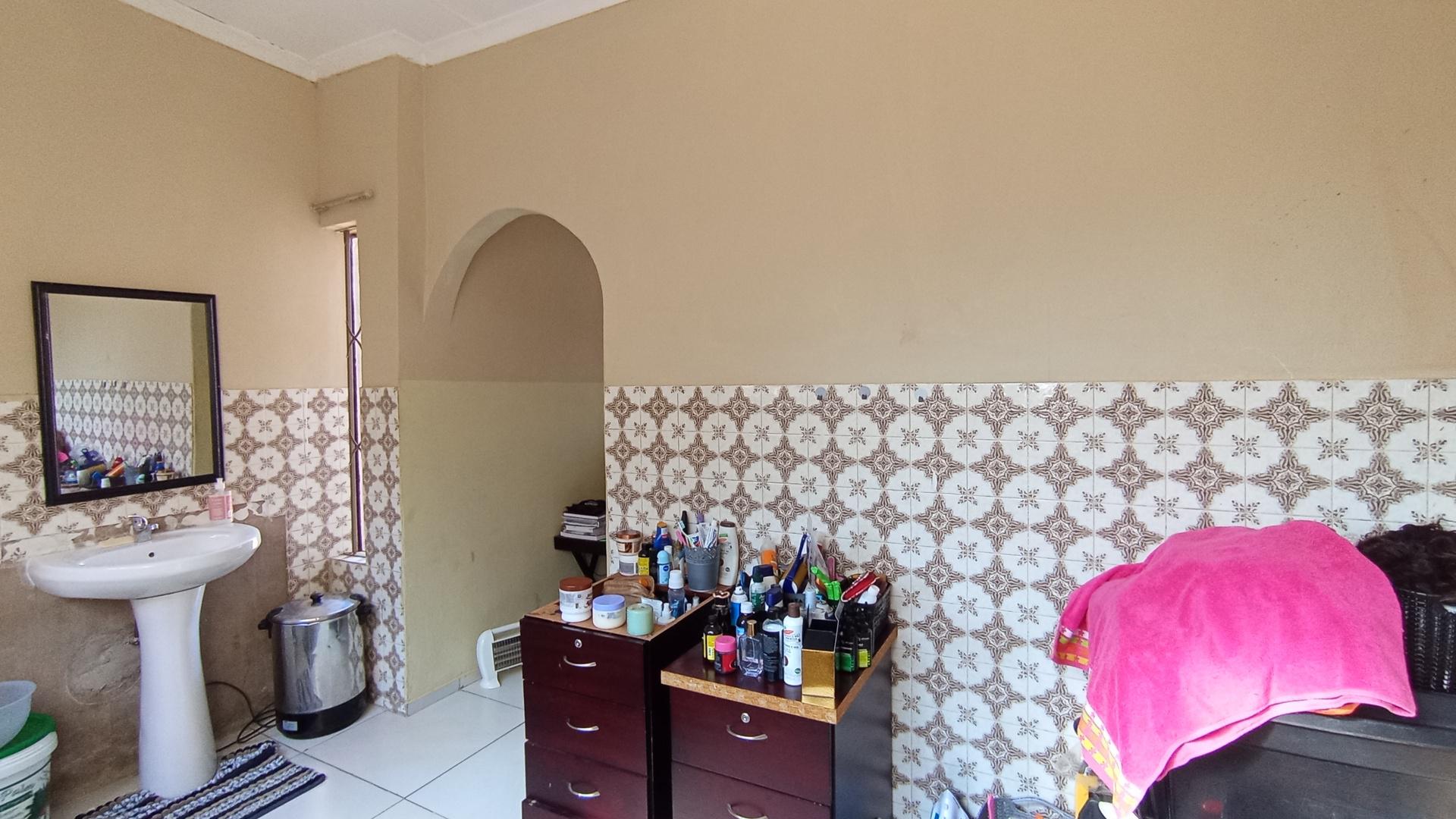 Main Bathroom - 9 square meters of property in Ga-Rankuwa