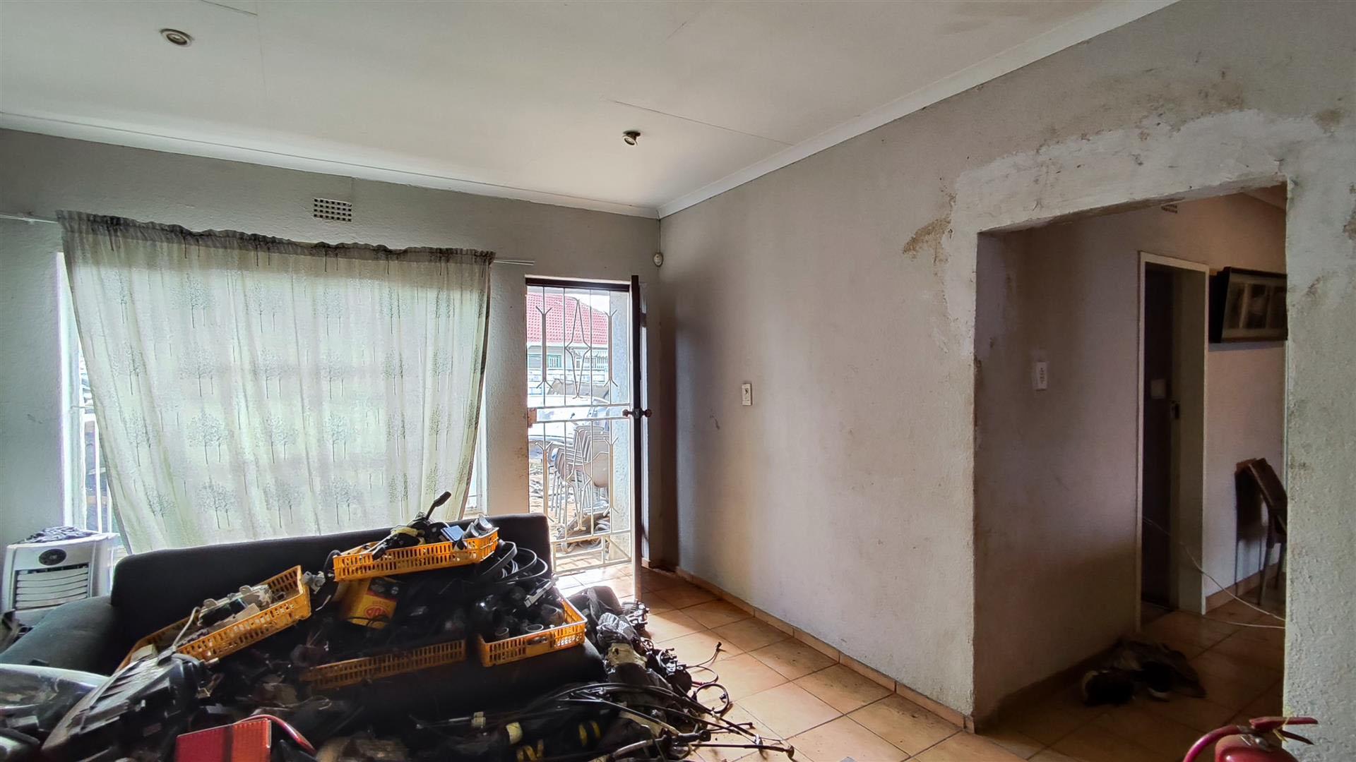 Lounges - 32 square meters of property in Brakpan