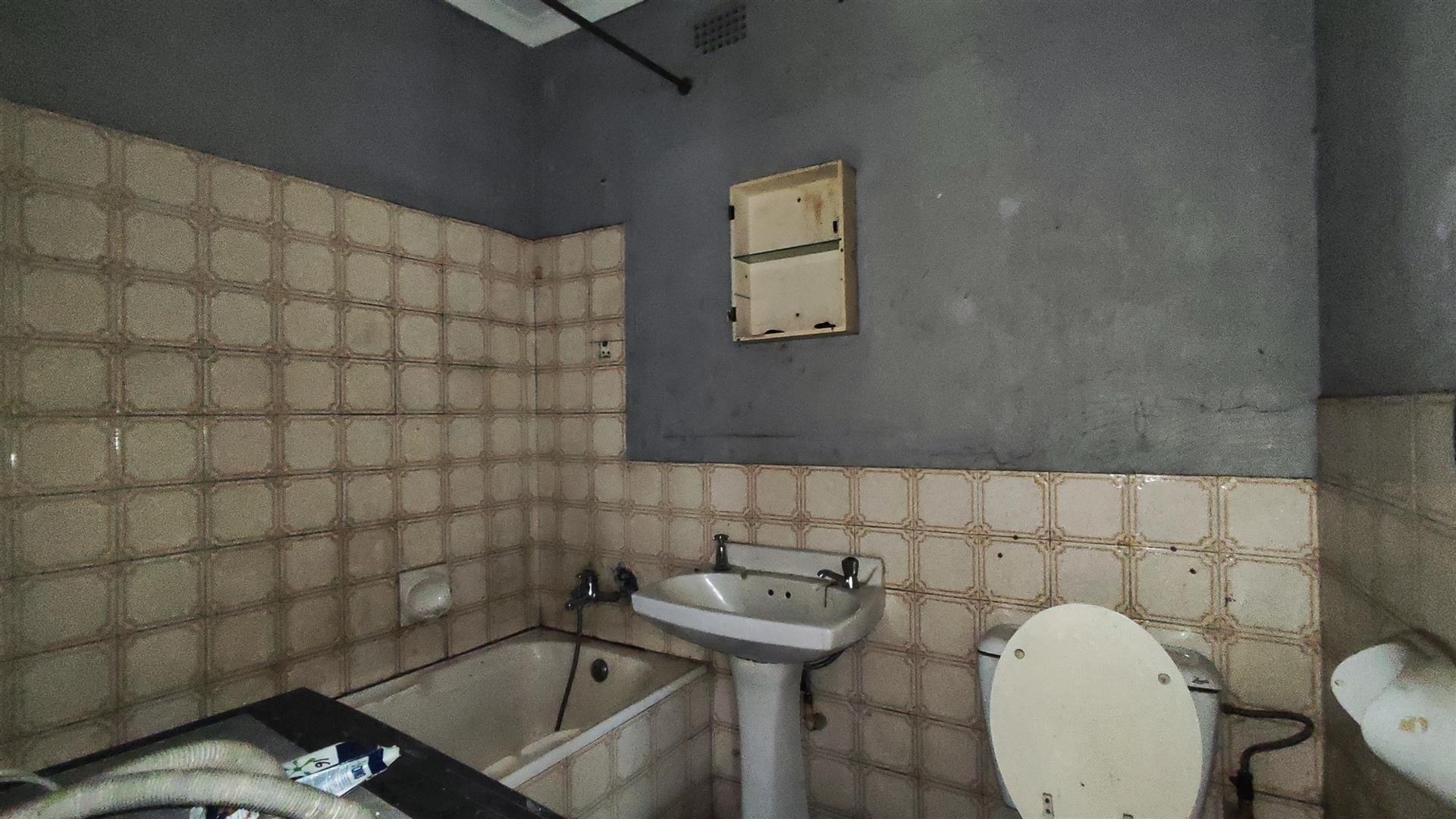 Bathroom 1 - 5 square meters of property in Brakpan