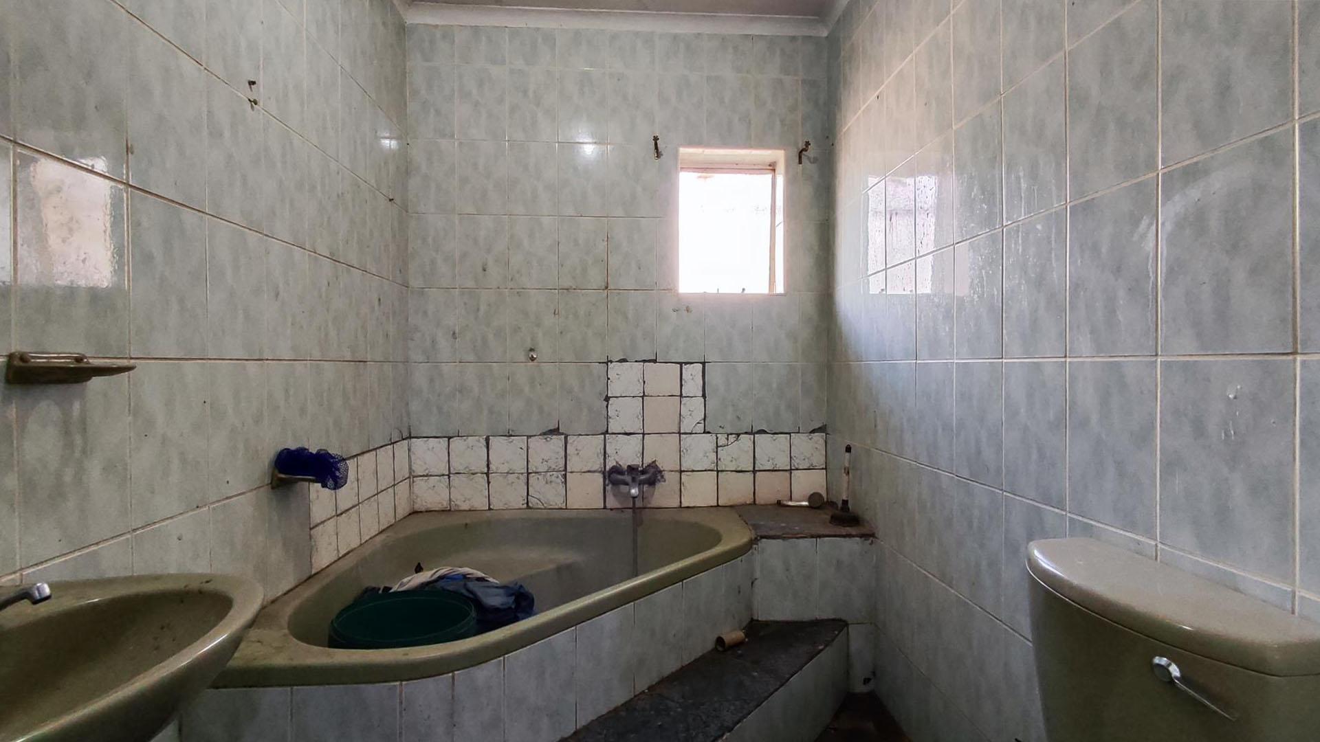 Main Bathroom - 5 square meters of property in Brakpan
