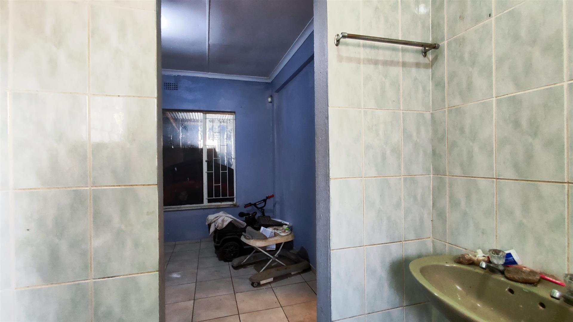 Main Bedroom - 23 square meters of property in Brakpan