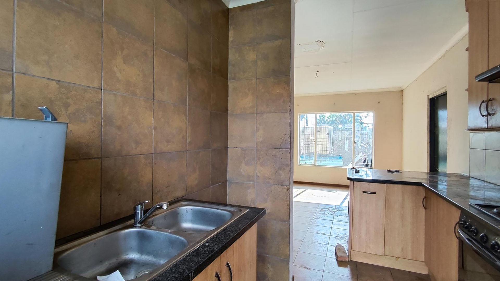 Kitchen - 25 square meters of property in Brakpan