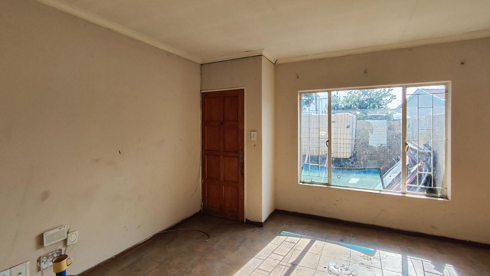 Lounges - 32 square meters of property in Brakpan