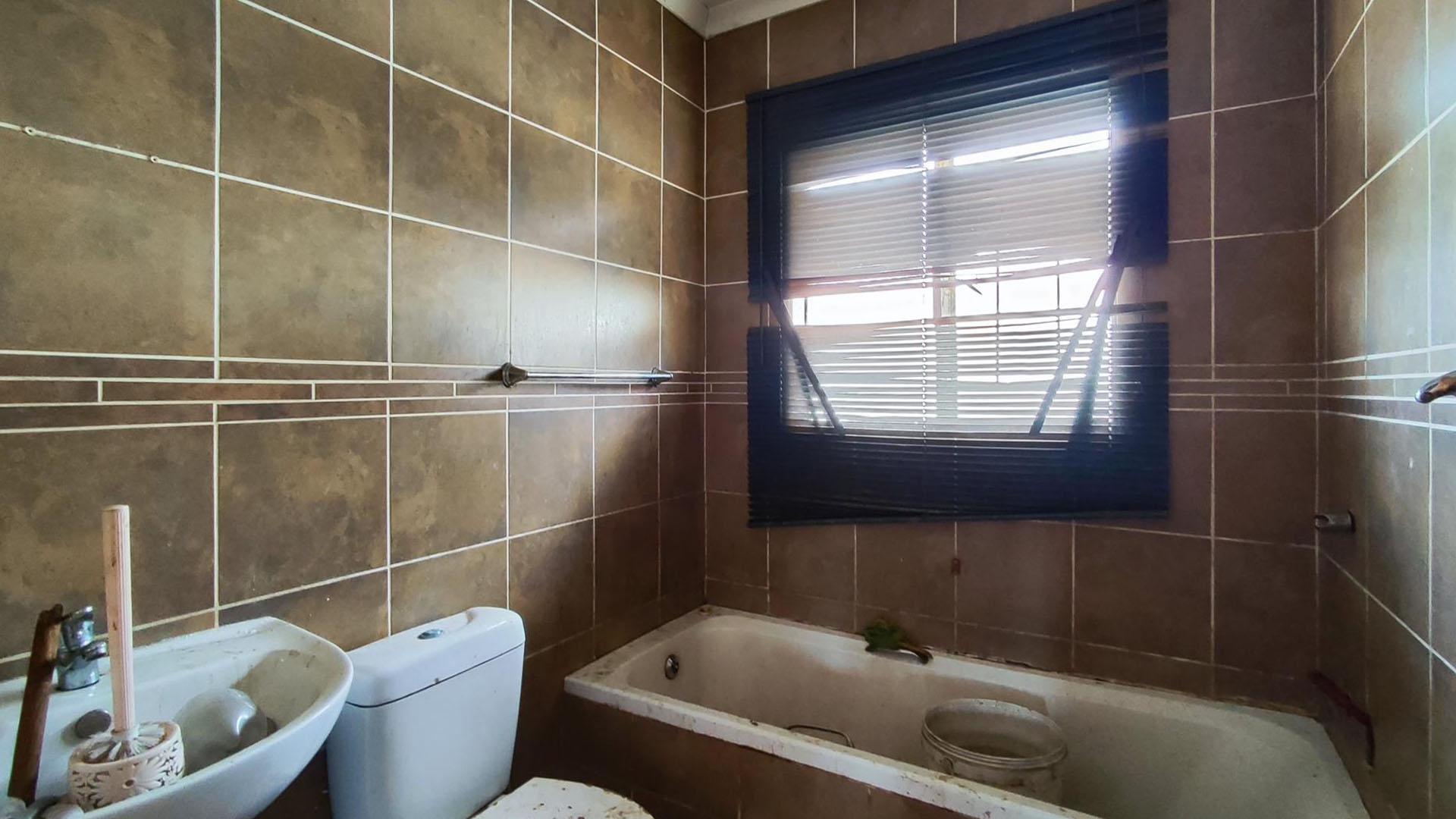 Bathroom 2 - 5 square meters of property in Brakpan