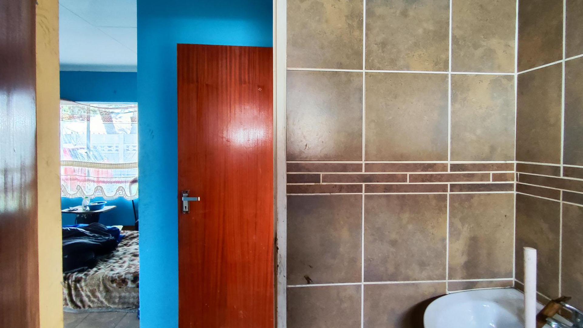 Bathroom 2 - 5 square meters of property in Brakpan