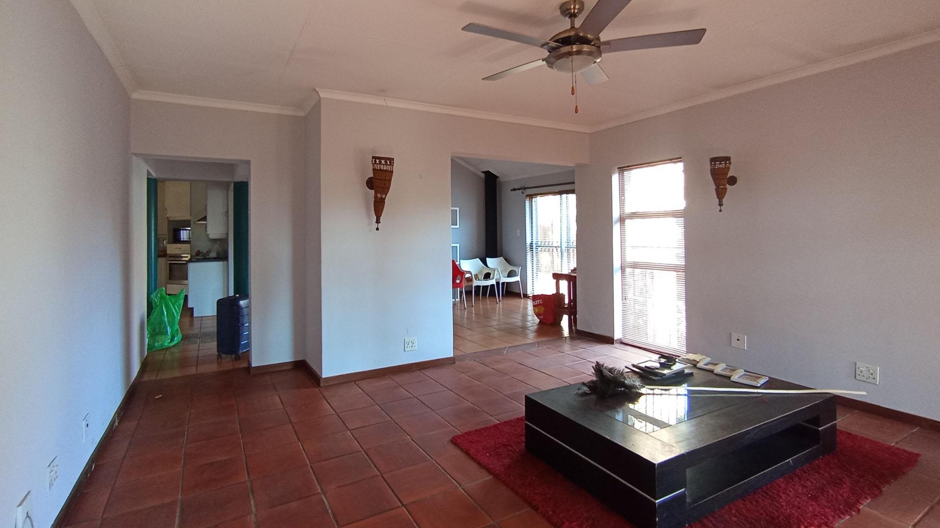 Lounges - 26 square meters of property in Doornpoort