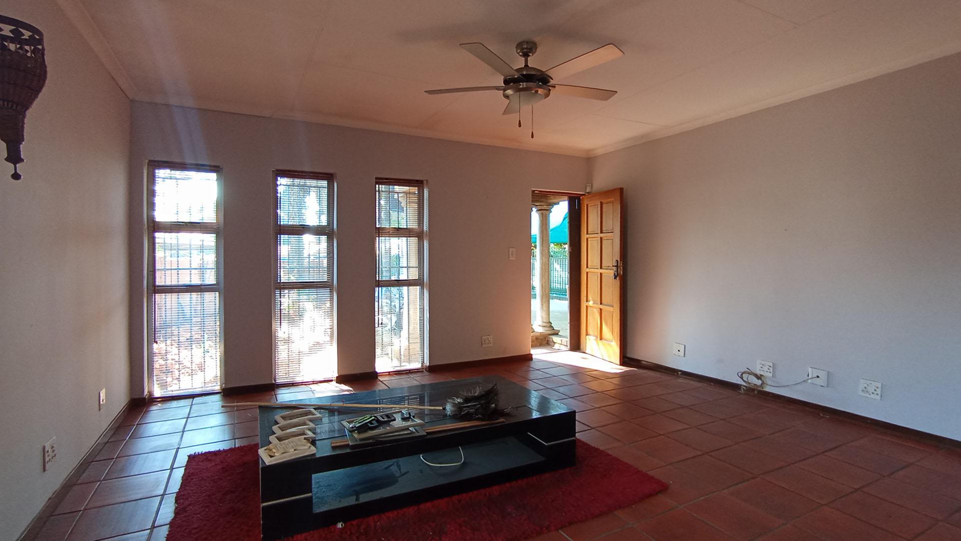 Lounges - 26 square meters of property in Doornpoort
