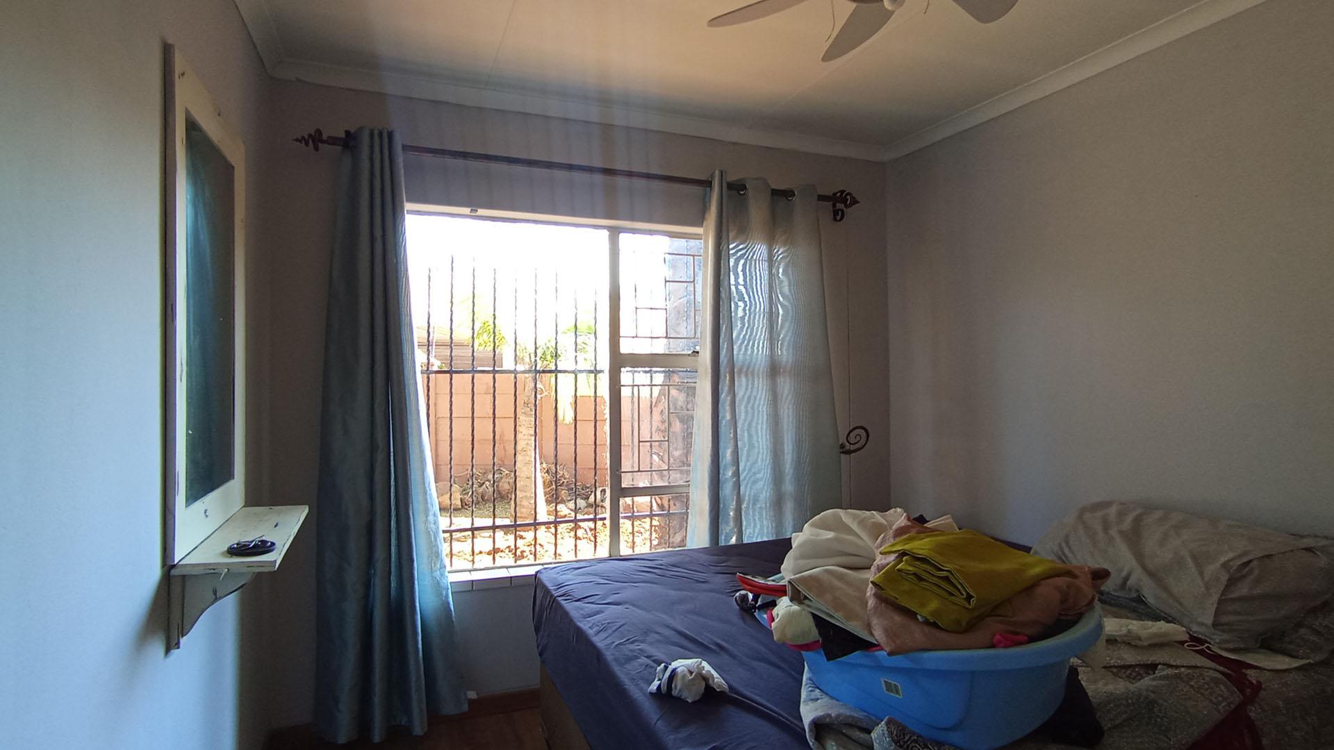 Bed Room 1 - 10 square meters of property in Doornpoort