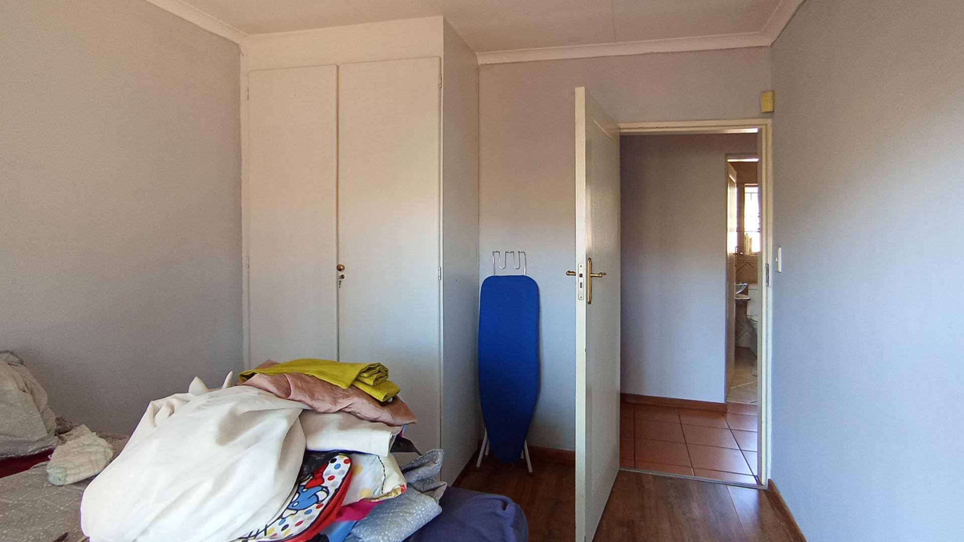 Bed Room 1 - 10 square meters of property in Doornpoort