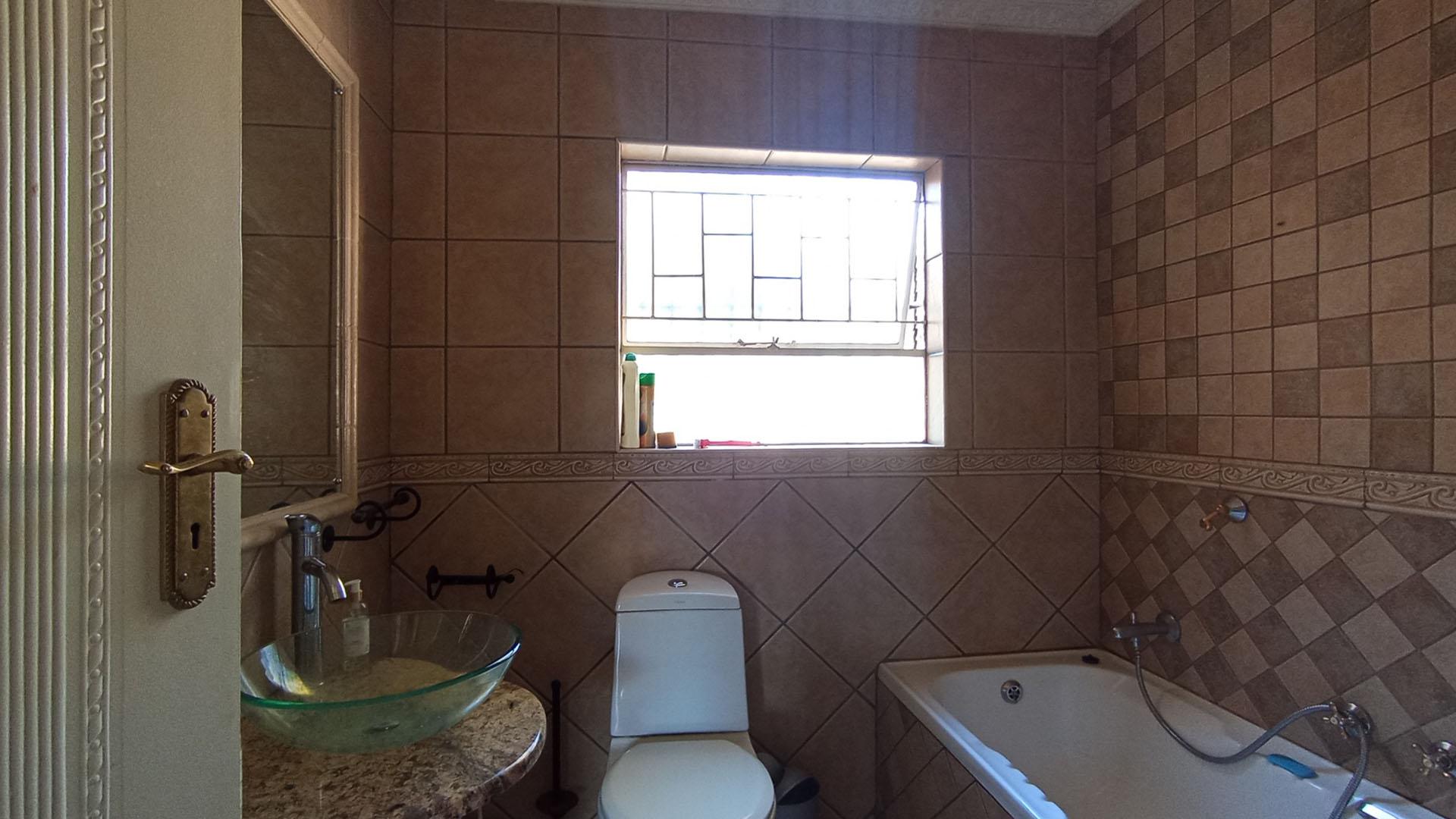 Bathroom 1 - 5 square meters of property in Doornpoort