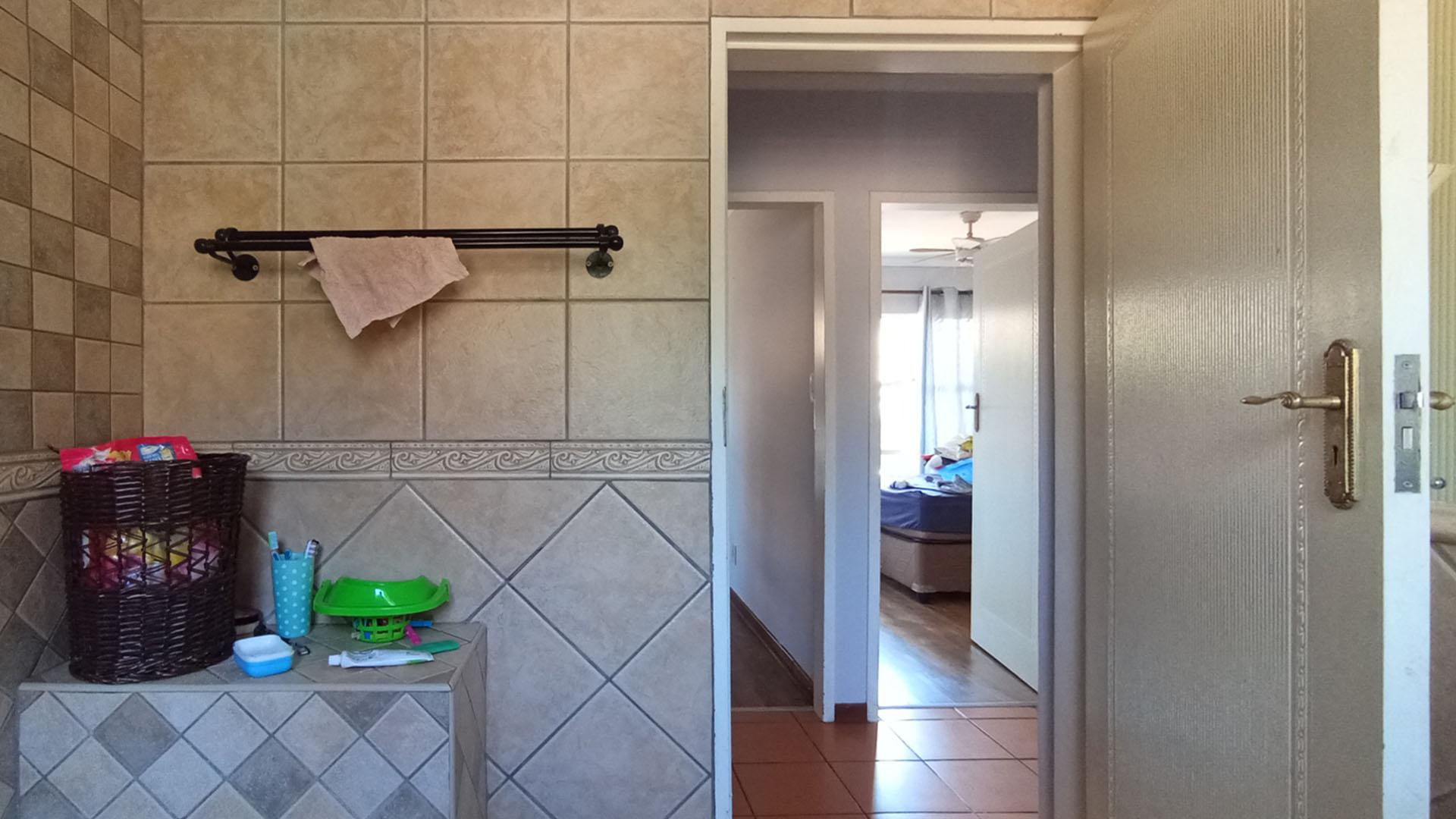 Bathroom 1 - 5 square meters of property in Doornpoort