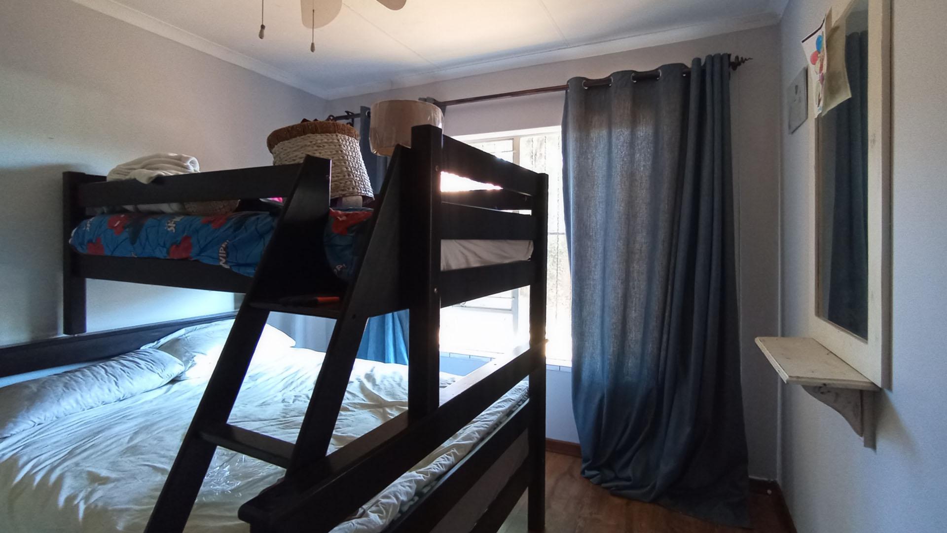 Bed Room 2 - 11 square meters of property in Doornpoort